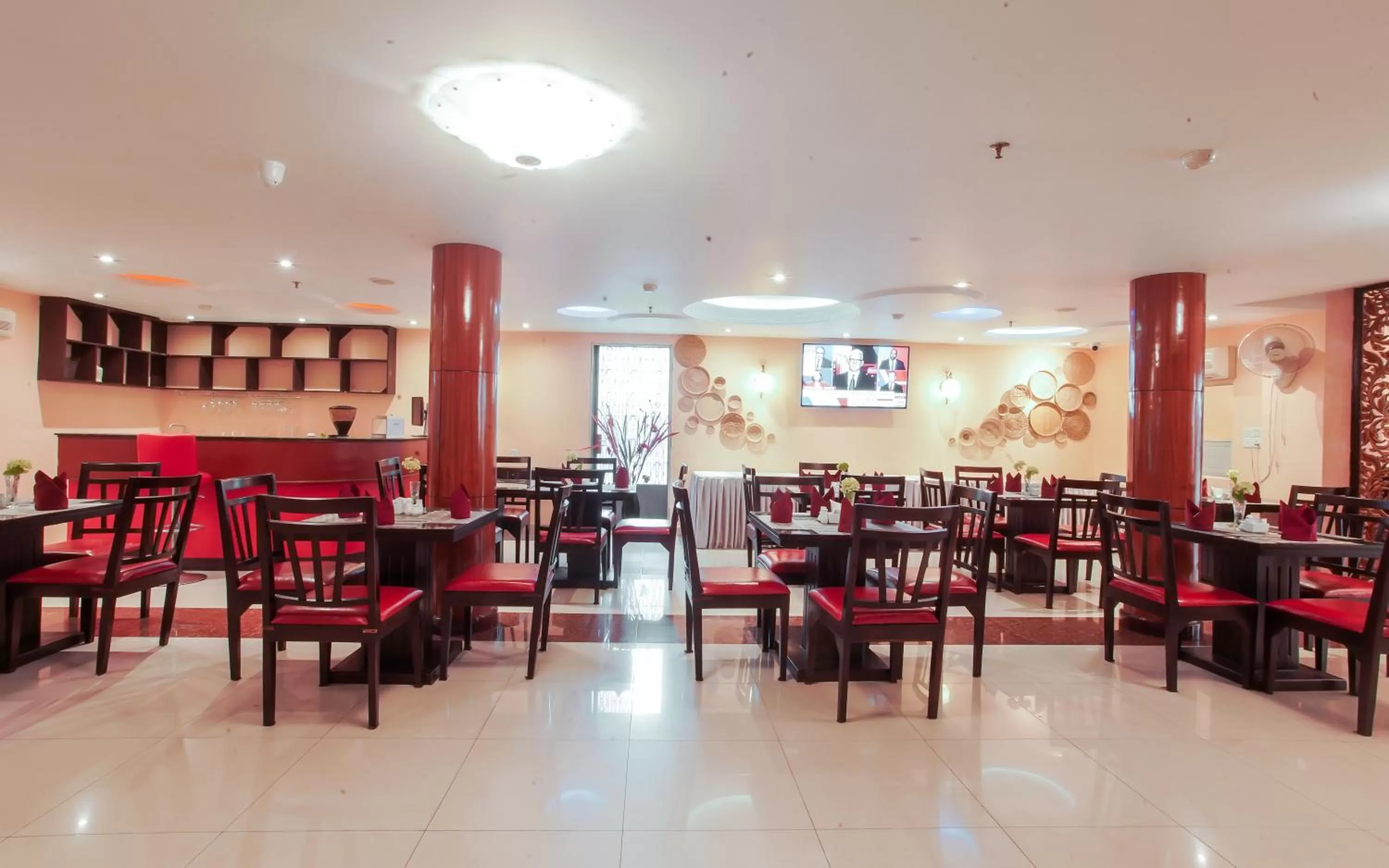 Restaurant/places to eat in Silver Mounts Hotel