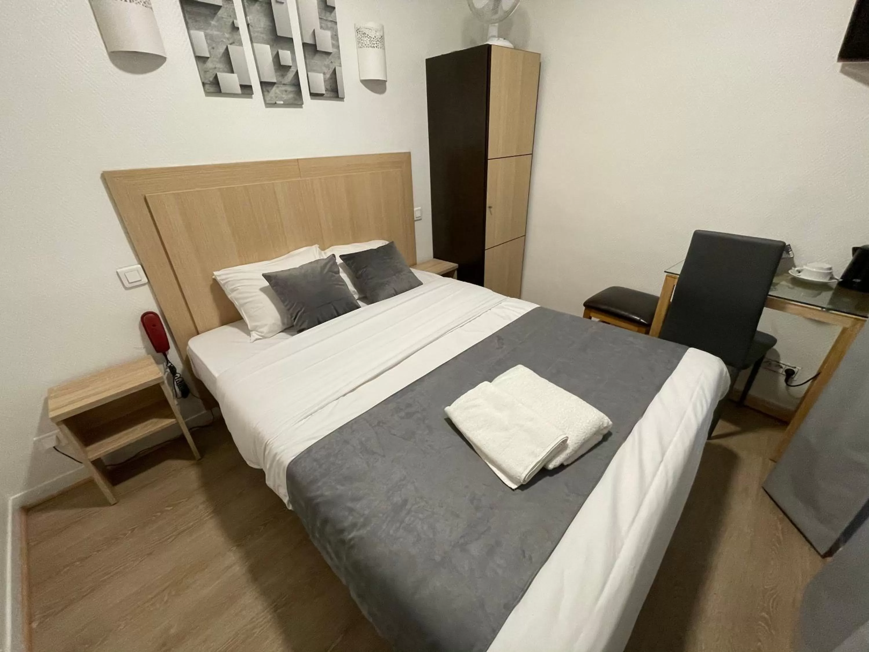 Bed in Hôtel de Bordeaux