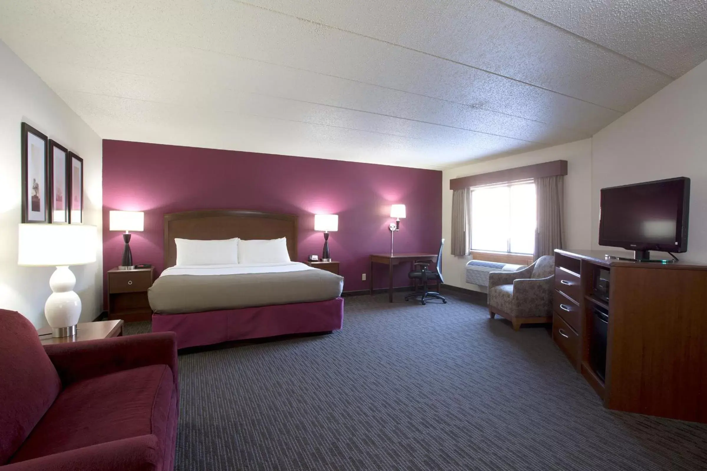 Bedroom, TV/Entertainment Center in AmericInn by Wyndham Medora