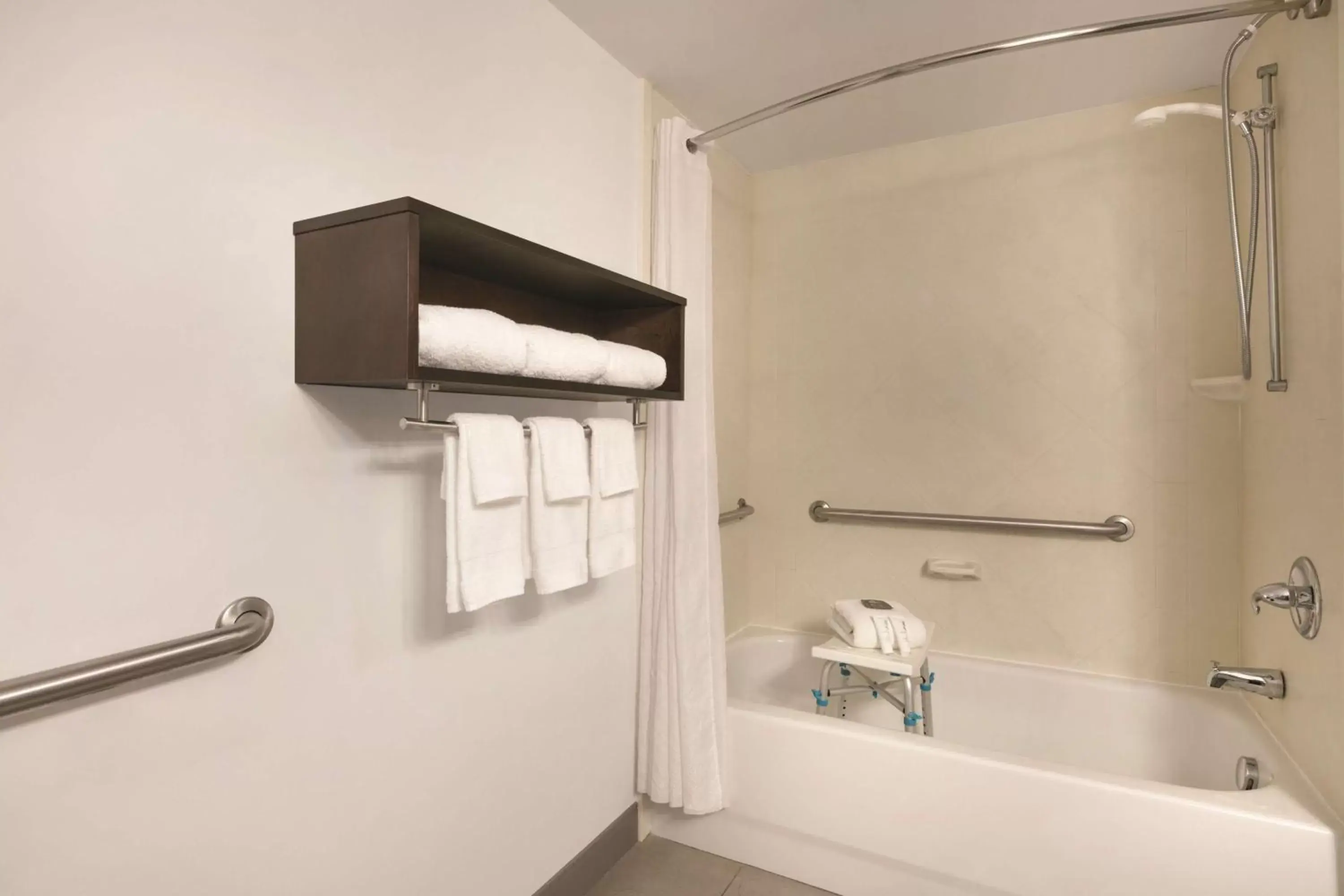 Bathroom in Country Inn & Suites by Radisson London, Kentucky