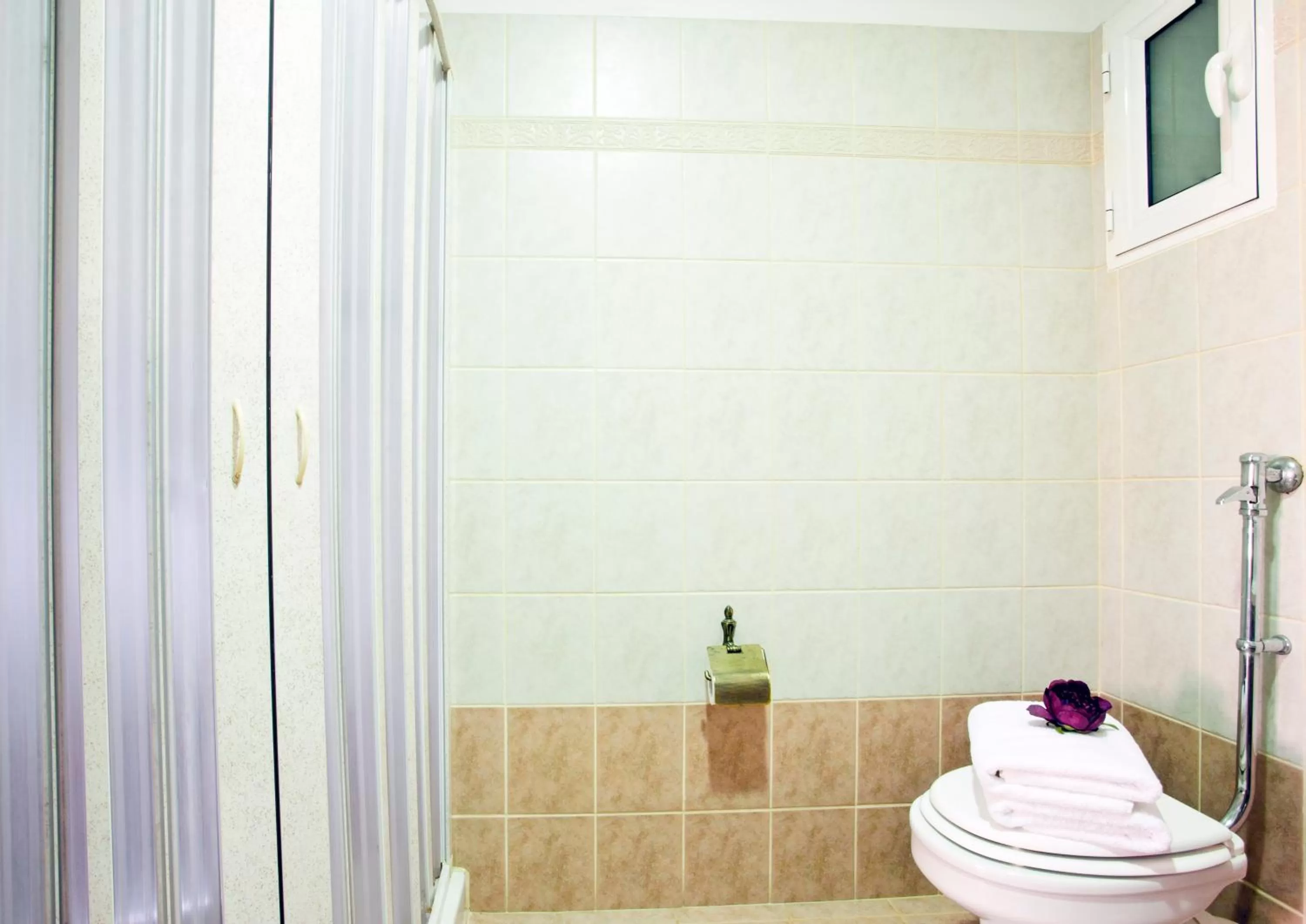 Bathroom in Elizabeth Hotel