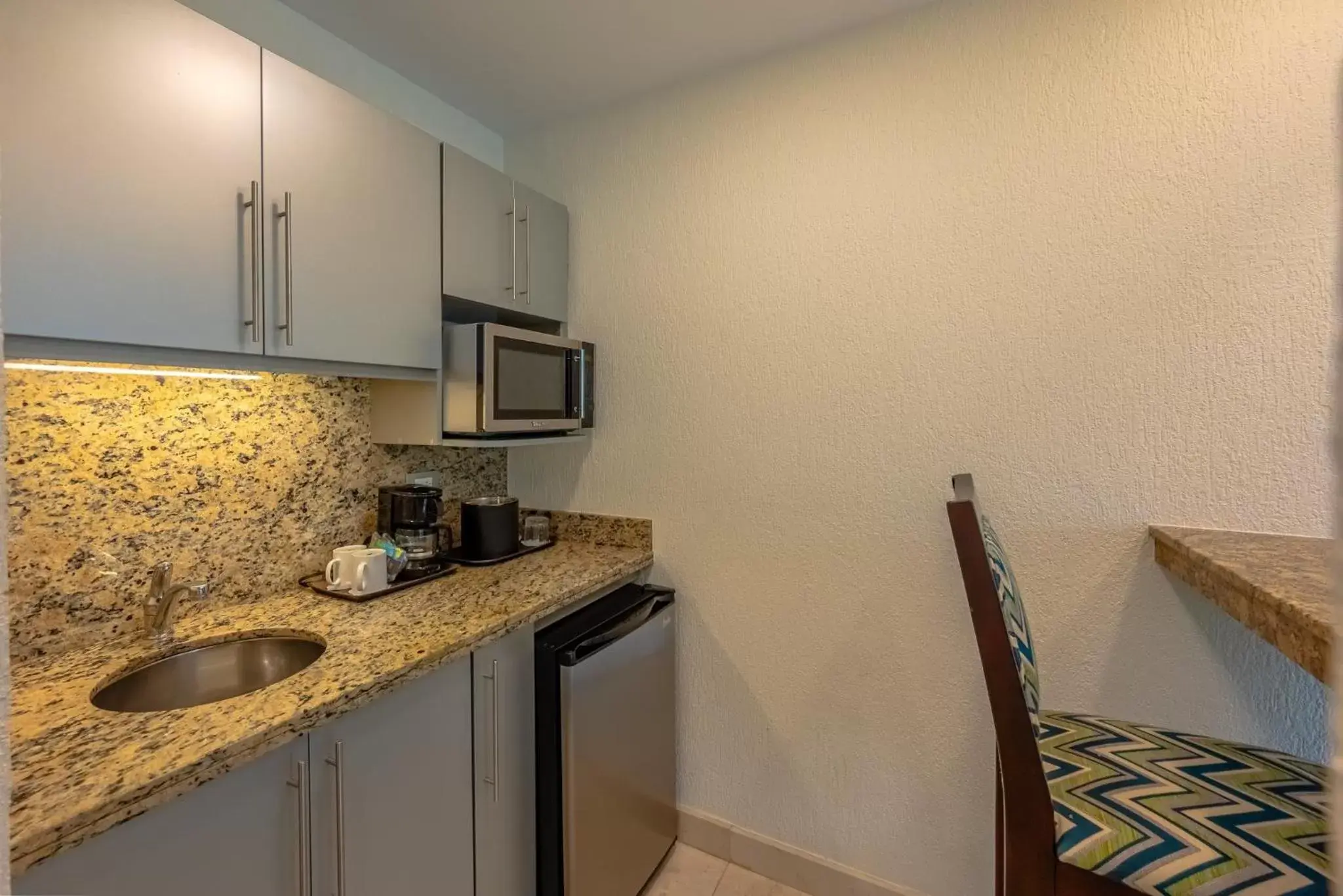 Bedroom, Kitchen/Kitchenette in Holiday Inn - San Jose La Sabana, an IHG Hotel