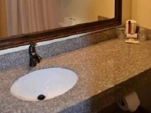 Bedroom, Bathroom in Cowlitz River Lodge