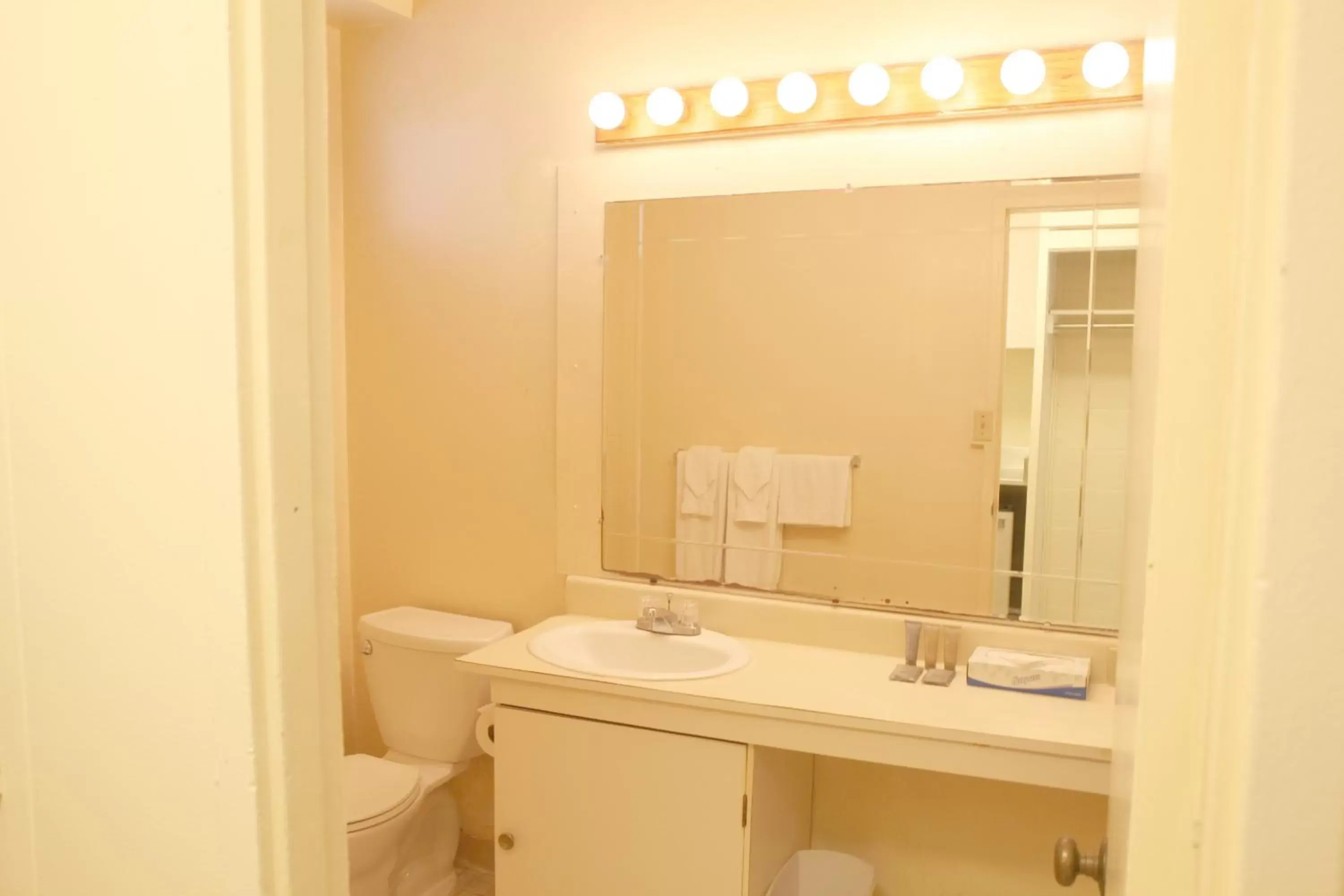 Bathroom in Waikiki Heritage Hotel