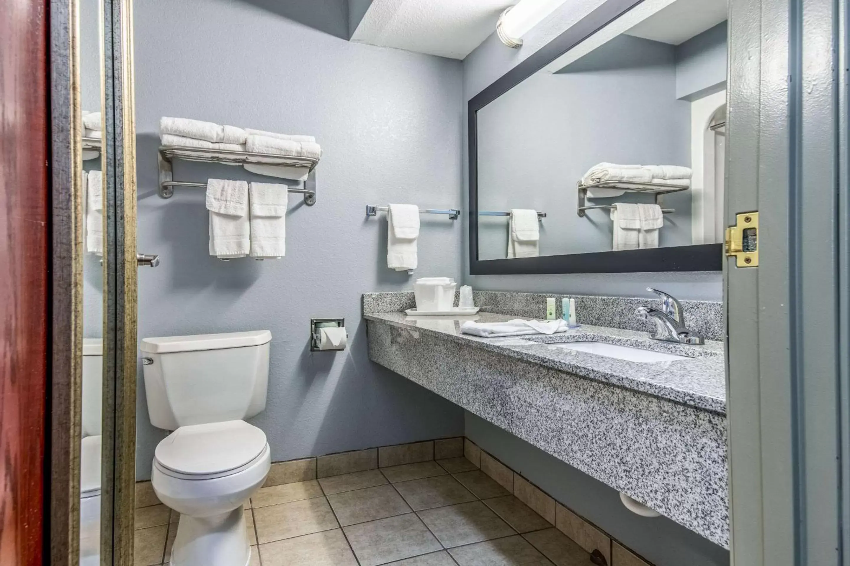 Bathroom in Quality Suites Maumelle - Little Rock NW