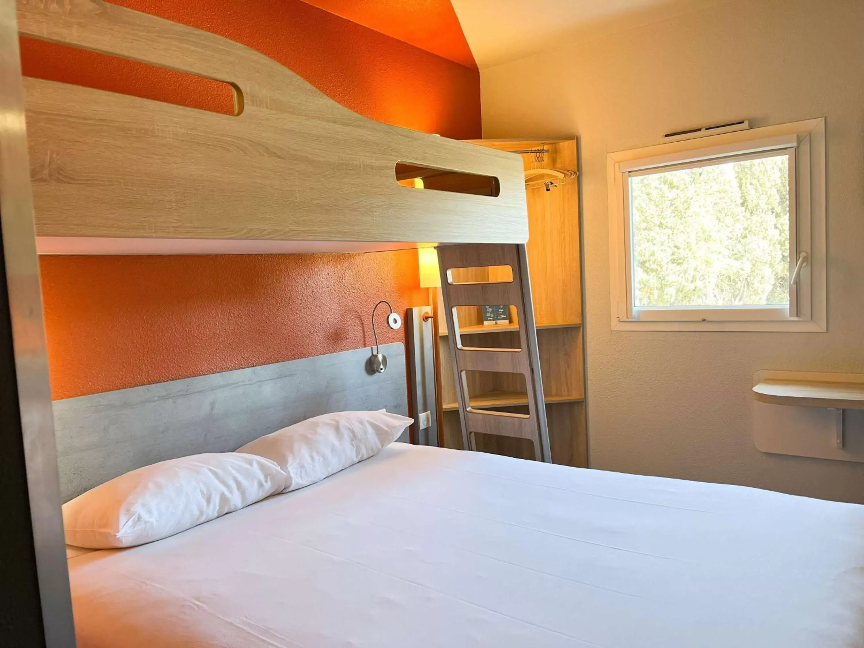 Bedroom, Bunk Bed in ibis budget Carcassonne La Cité