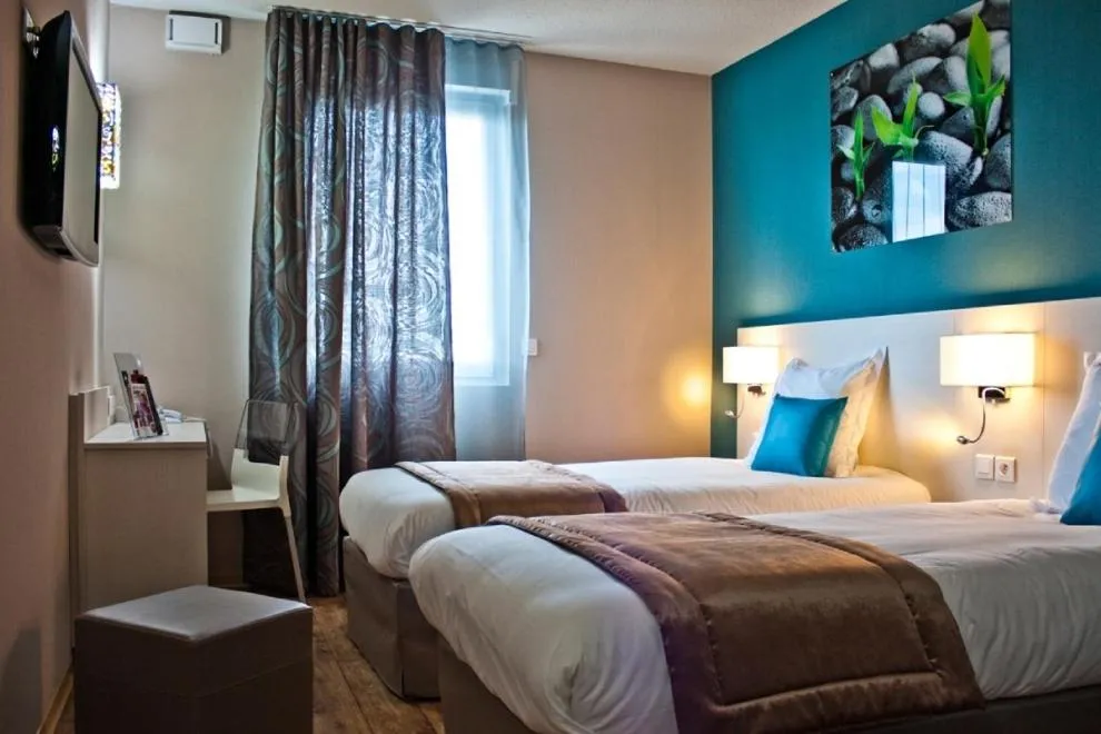 Photo of the whole room, Bed in The Originals City, Hôtel des Lys, Dreux