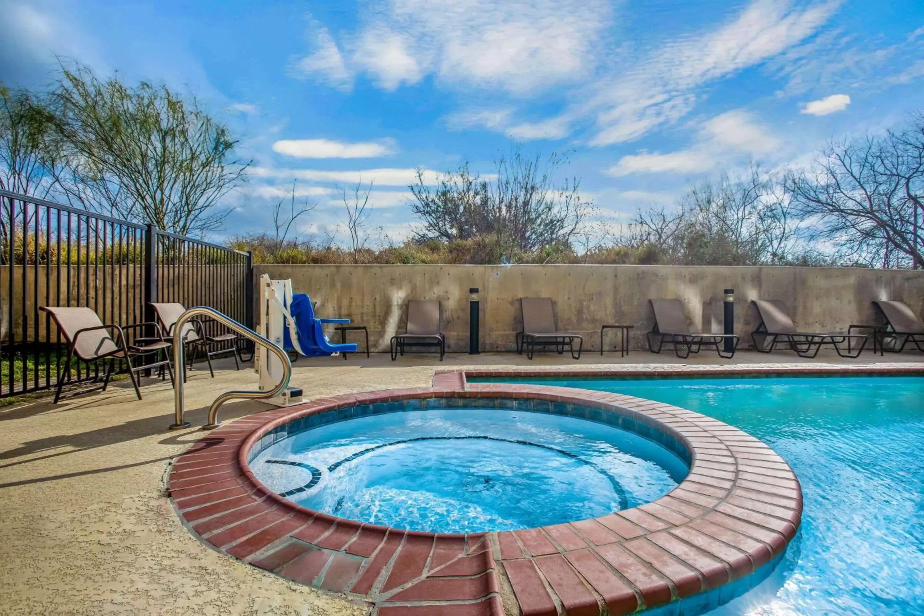 Hot Tub, Swimming Pool in La Quinta by Wyndham Karnes City - Kenedy