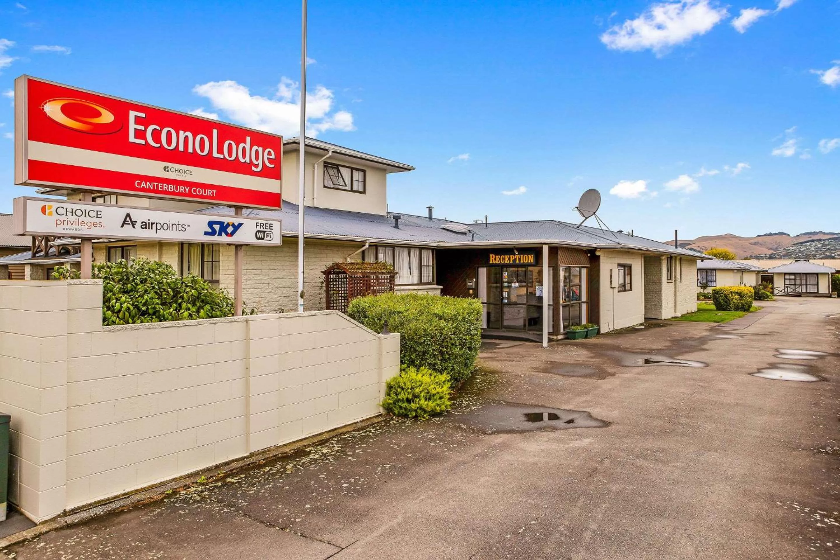 Property building in Econo Lodge Canterbury Court Motel