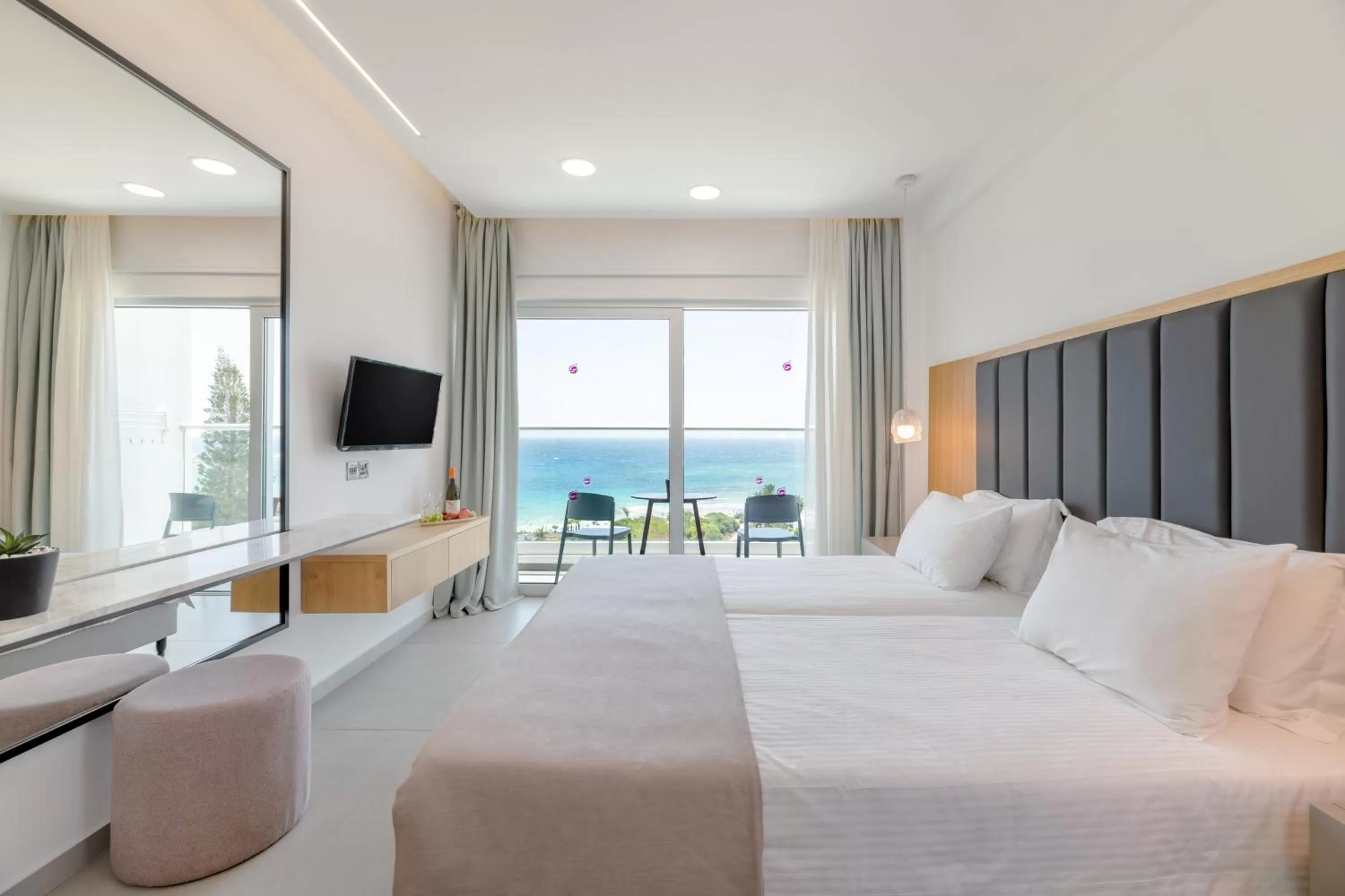 View (from property/room), Bed in Napa Mermaid Hotel & Suites