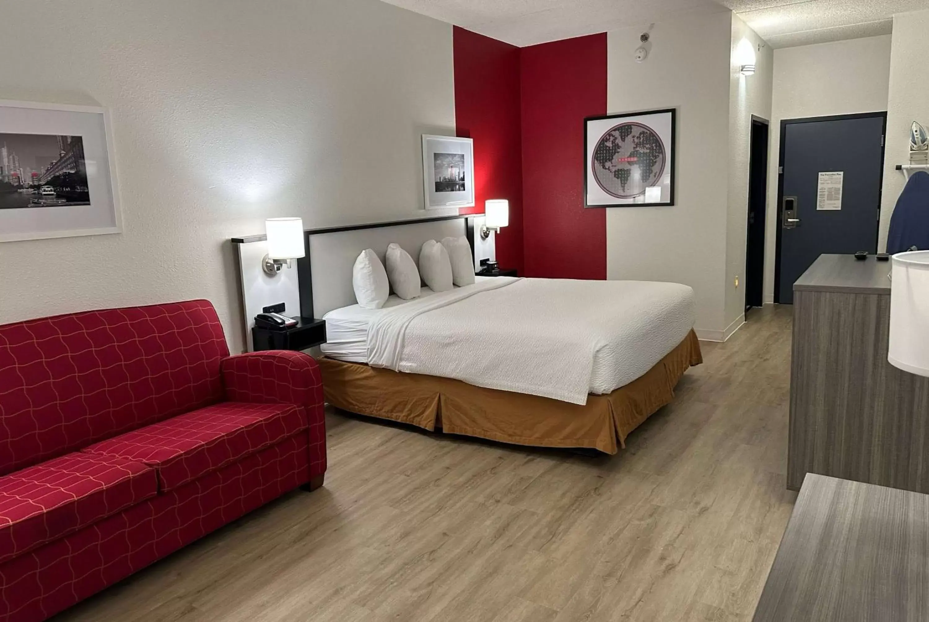 Photo of the whole room, Bed in Ramada by Wyndham Bolingbrook Photo of the whole room, Bed in Ramada by Wyndham Bolingbrook