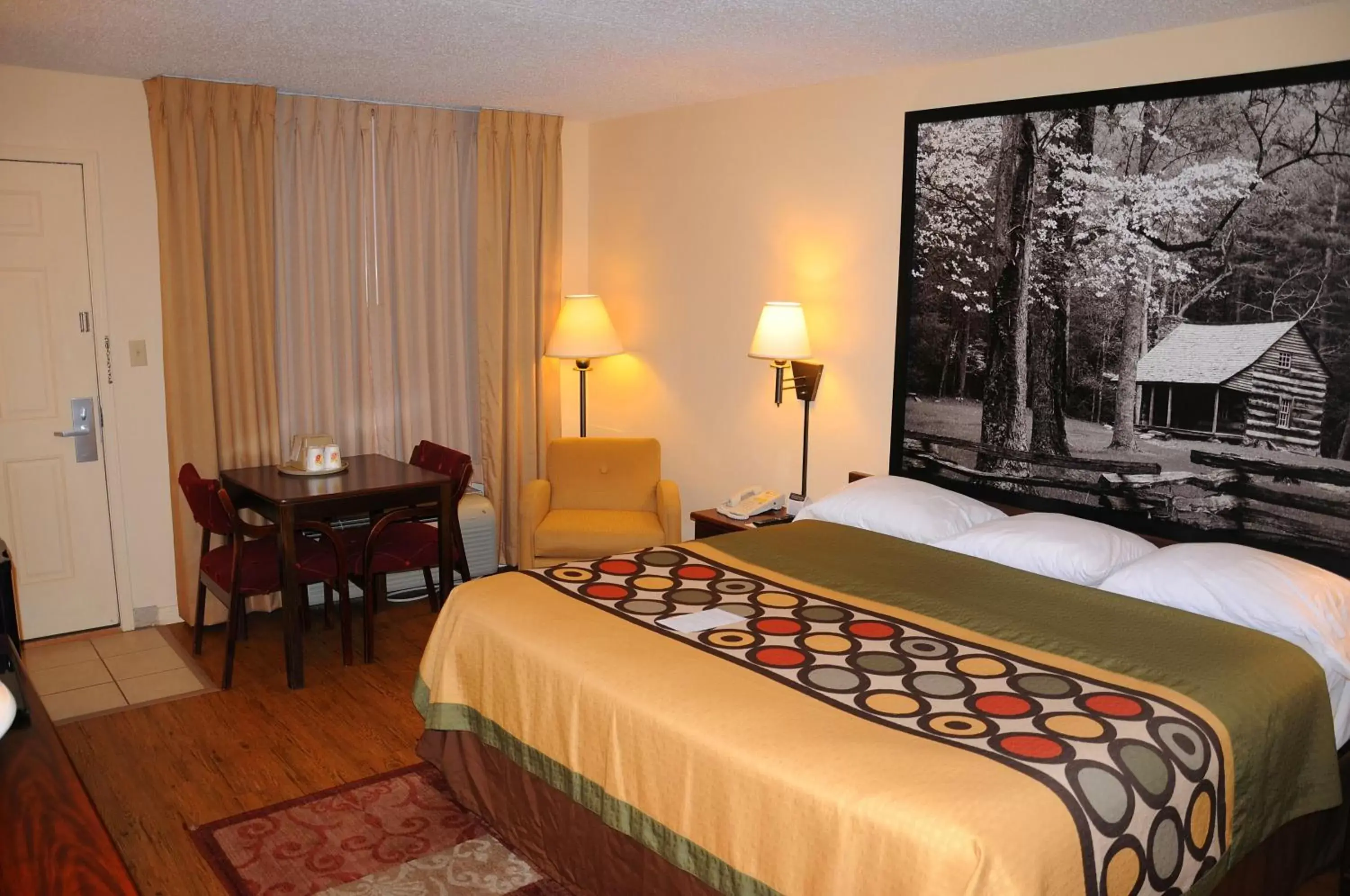 Photo of the whole room, Bed in Super 8 by Wyndham Lamar