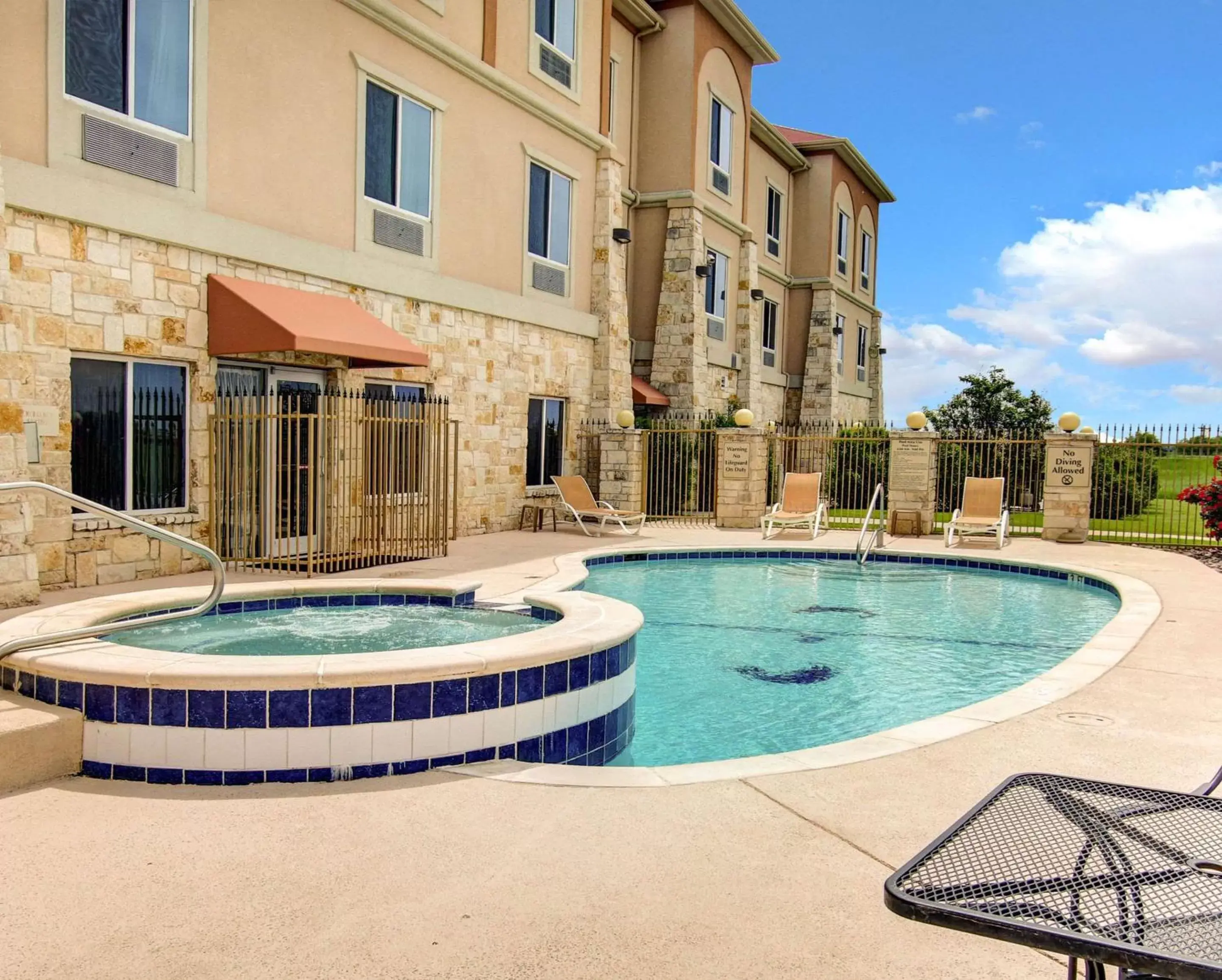 Property building, Swimming Pool in Comfort Inn & Suites Alvarado