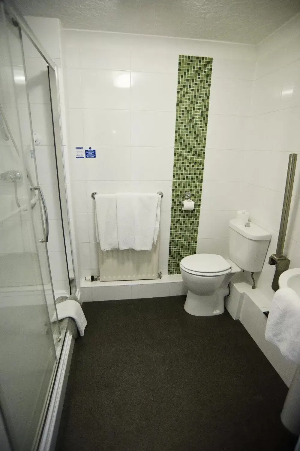 Bathroom in Brackenborough Hotel
