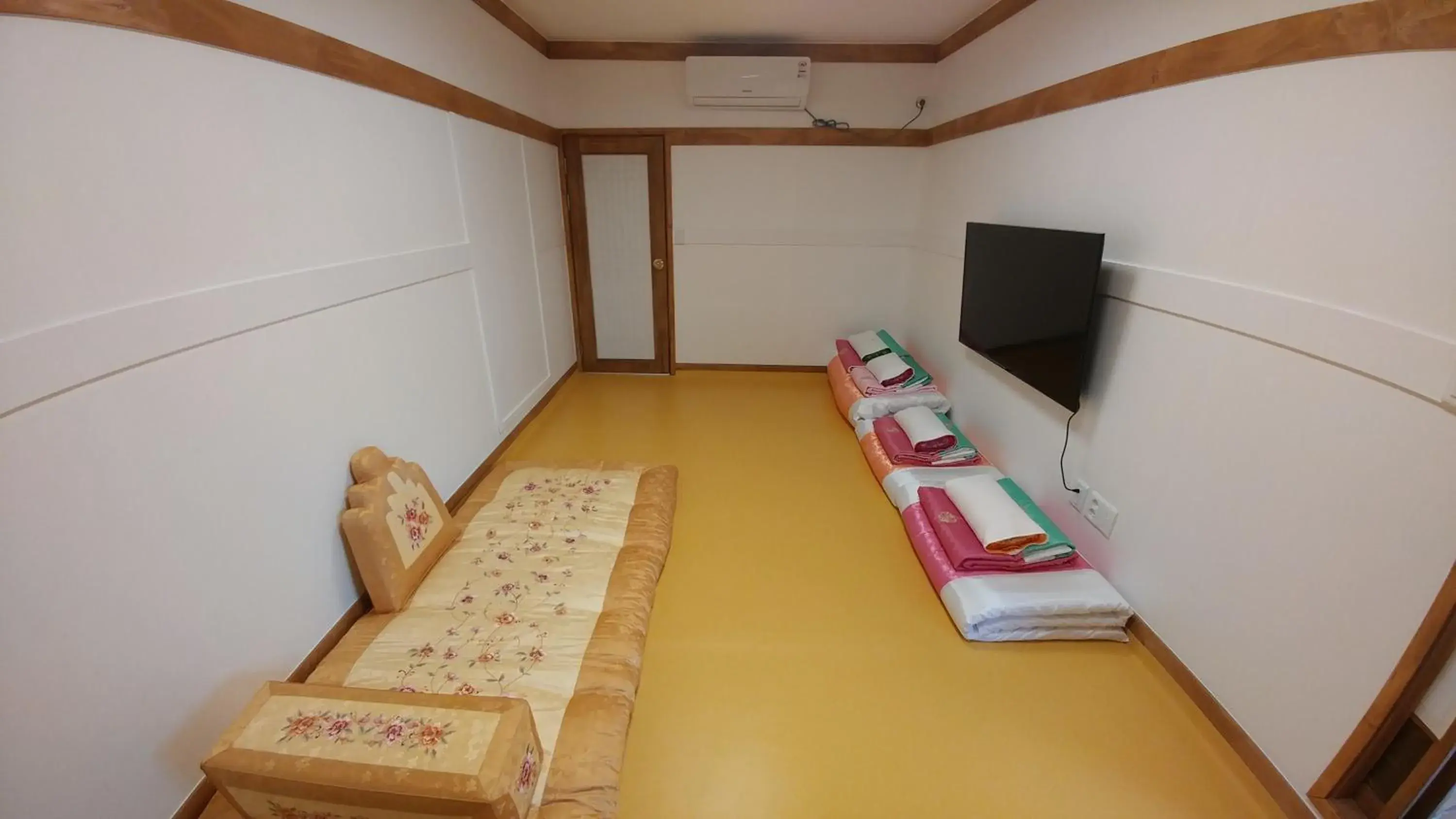 Photo of the whole room, TV/Entertainment Center in Bukchon Sosunjae Hanok Guesthouse