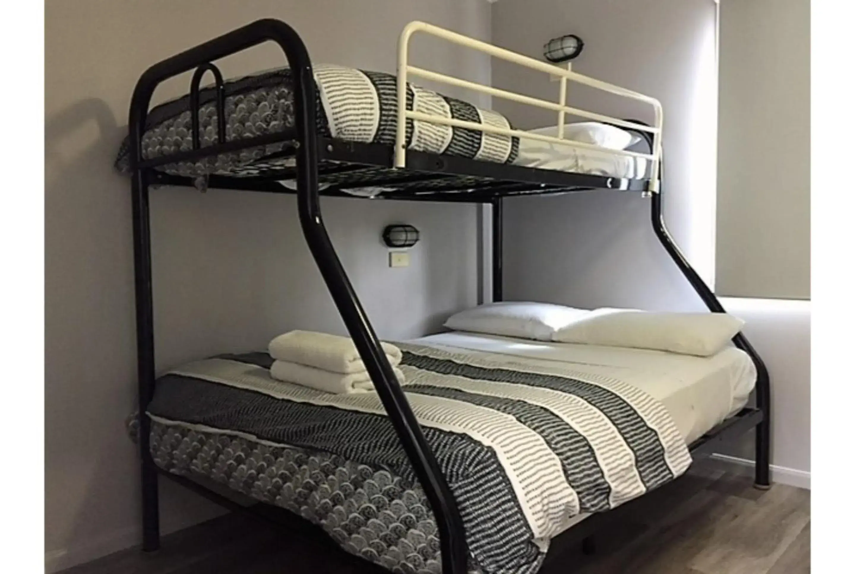 Bedroom, Bed in Discovery Parks - Perth Airport