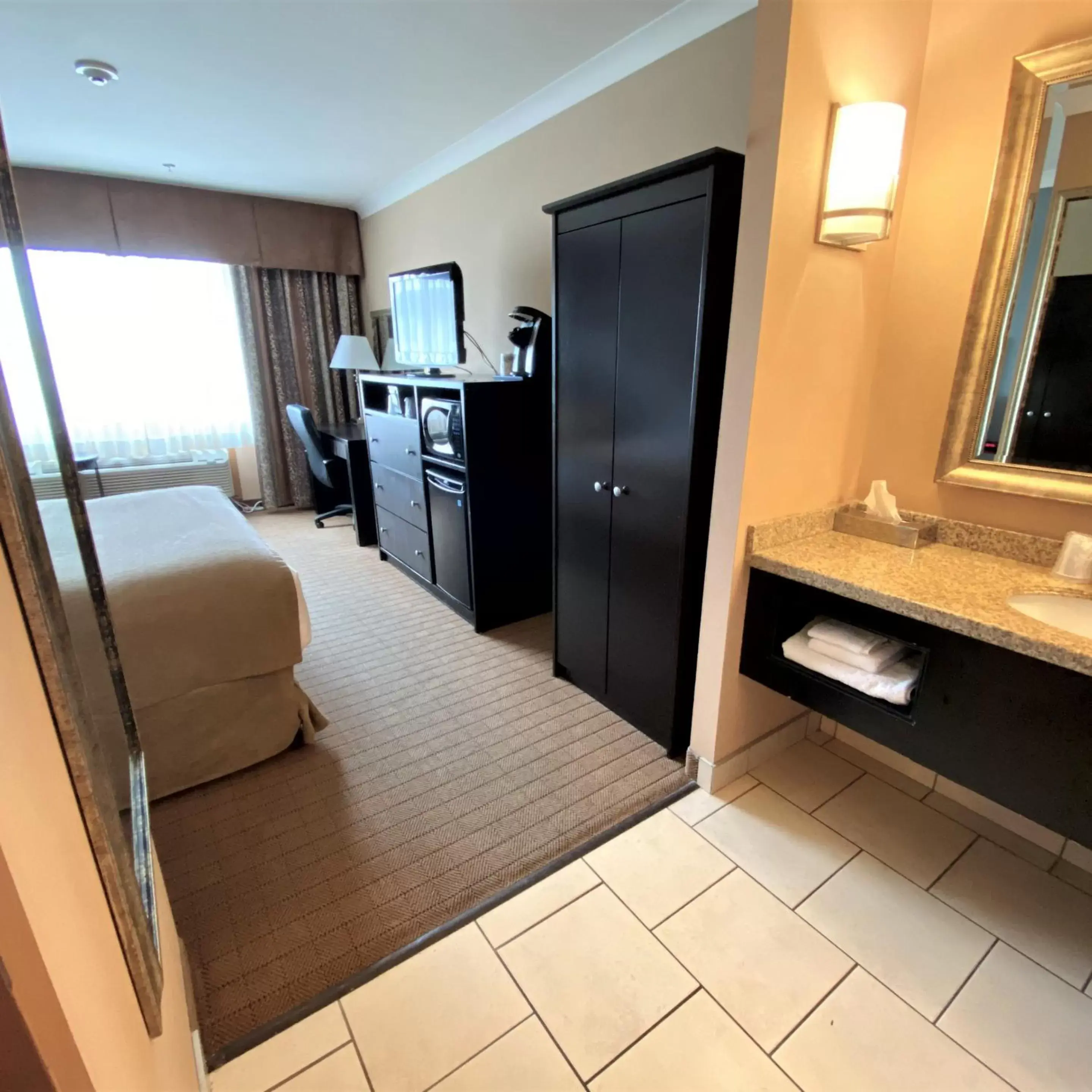 Bedroom, TV/Entertainment Center in Inn on Prince Hotel and Conference Centre Truro