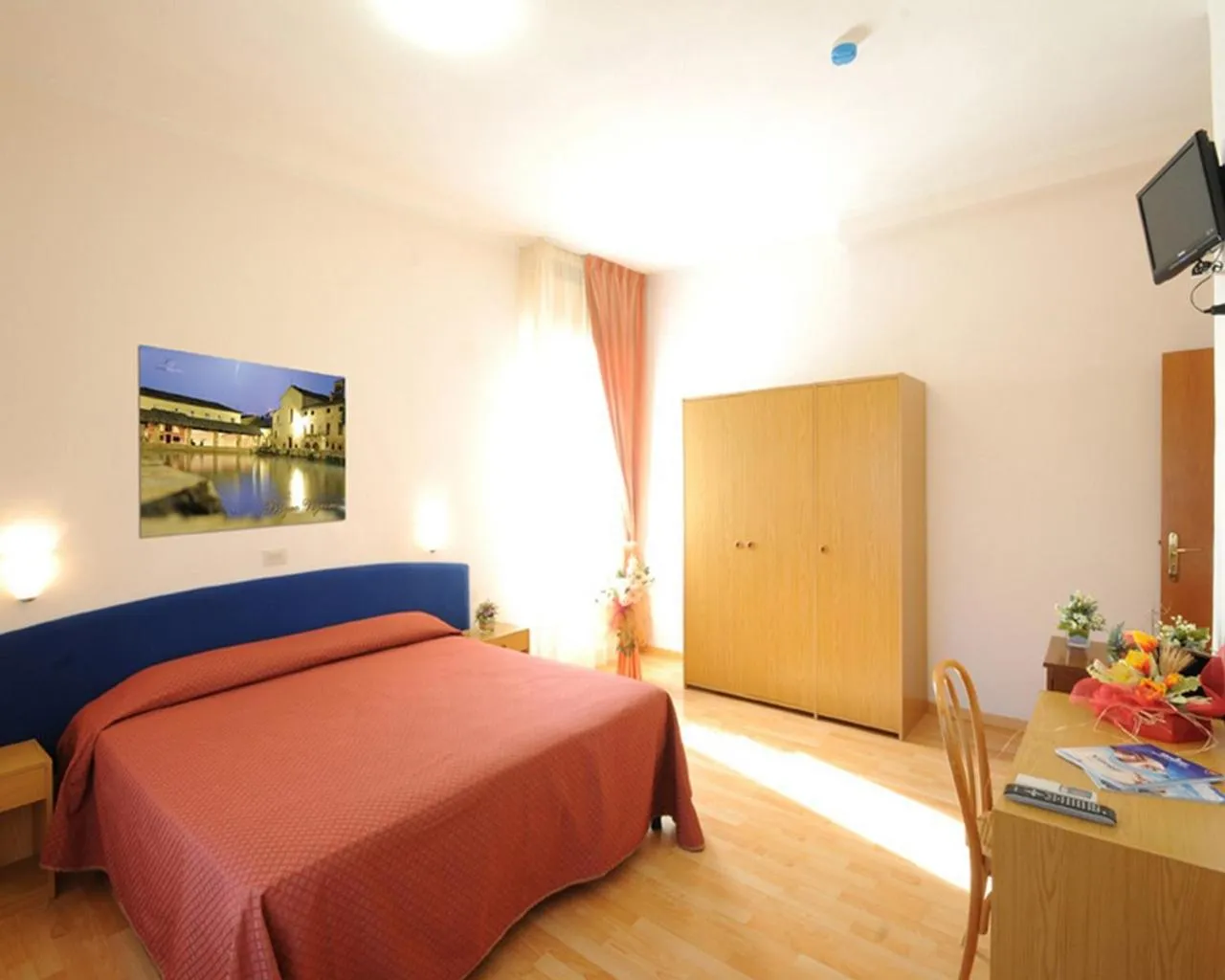 Photo of the whole room, Bed in Hotel Perugina