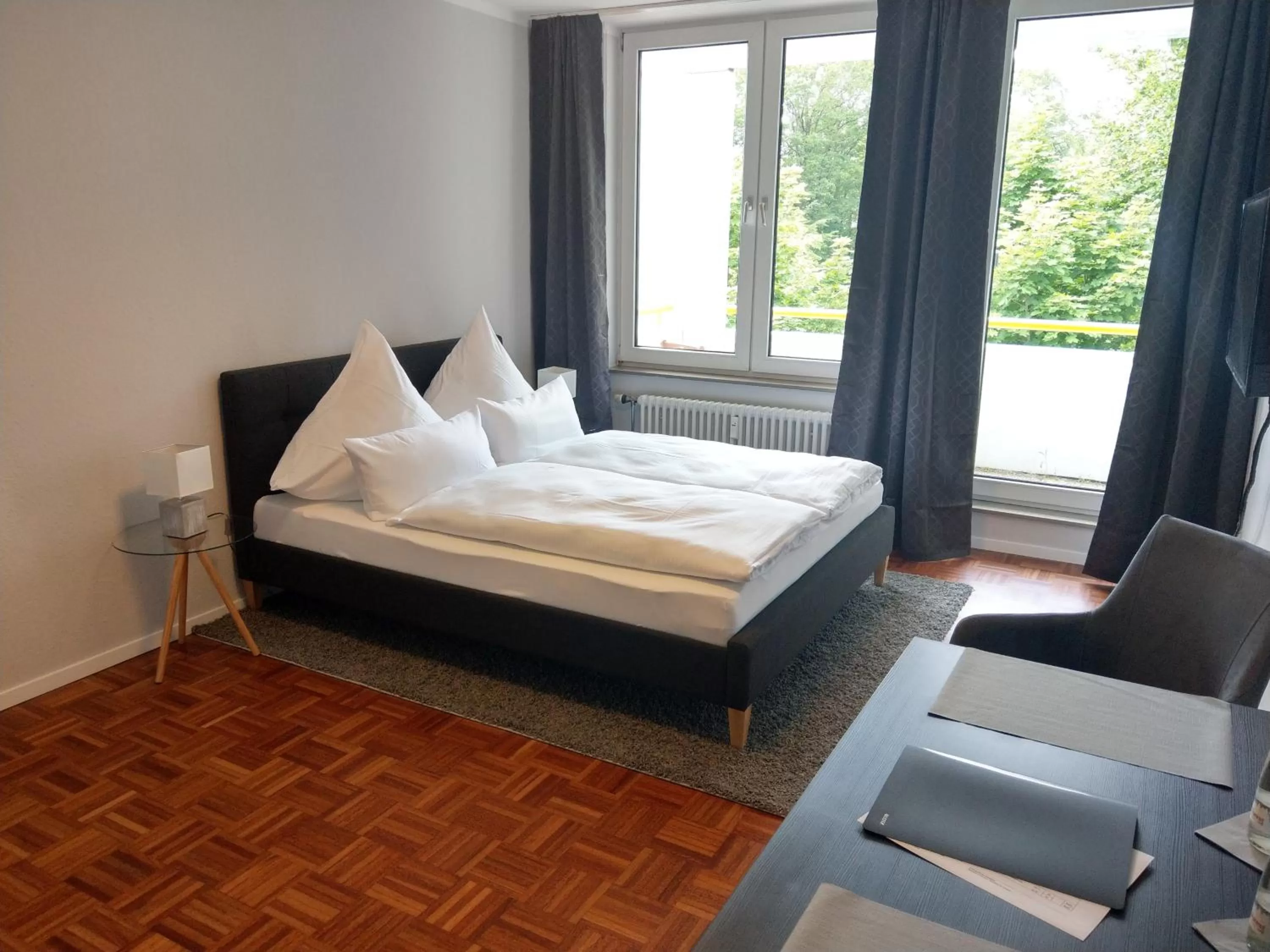 Living room, Bed in Hometown-Apartments