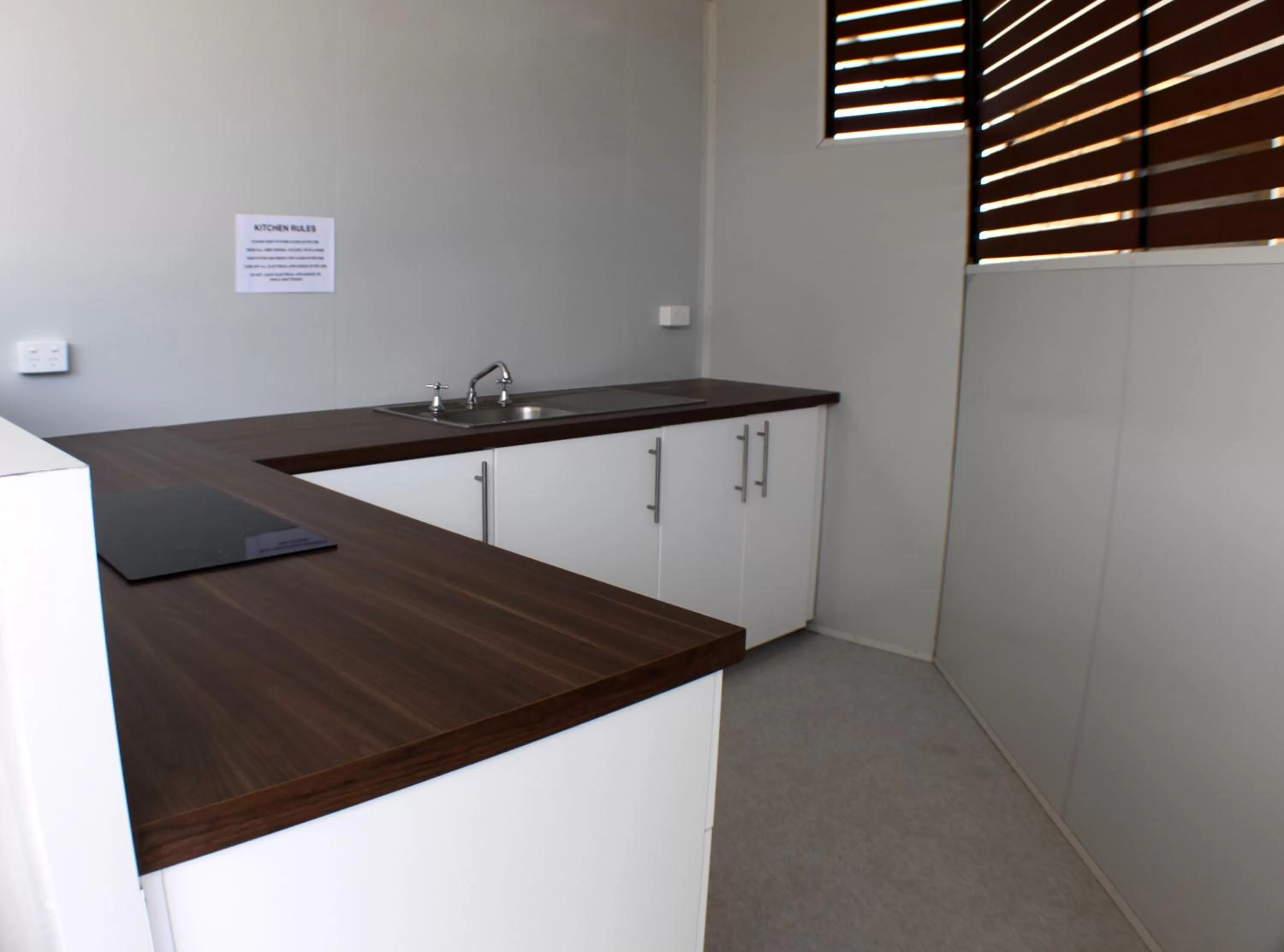 Communal kitchen in Baths Motel Moree