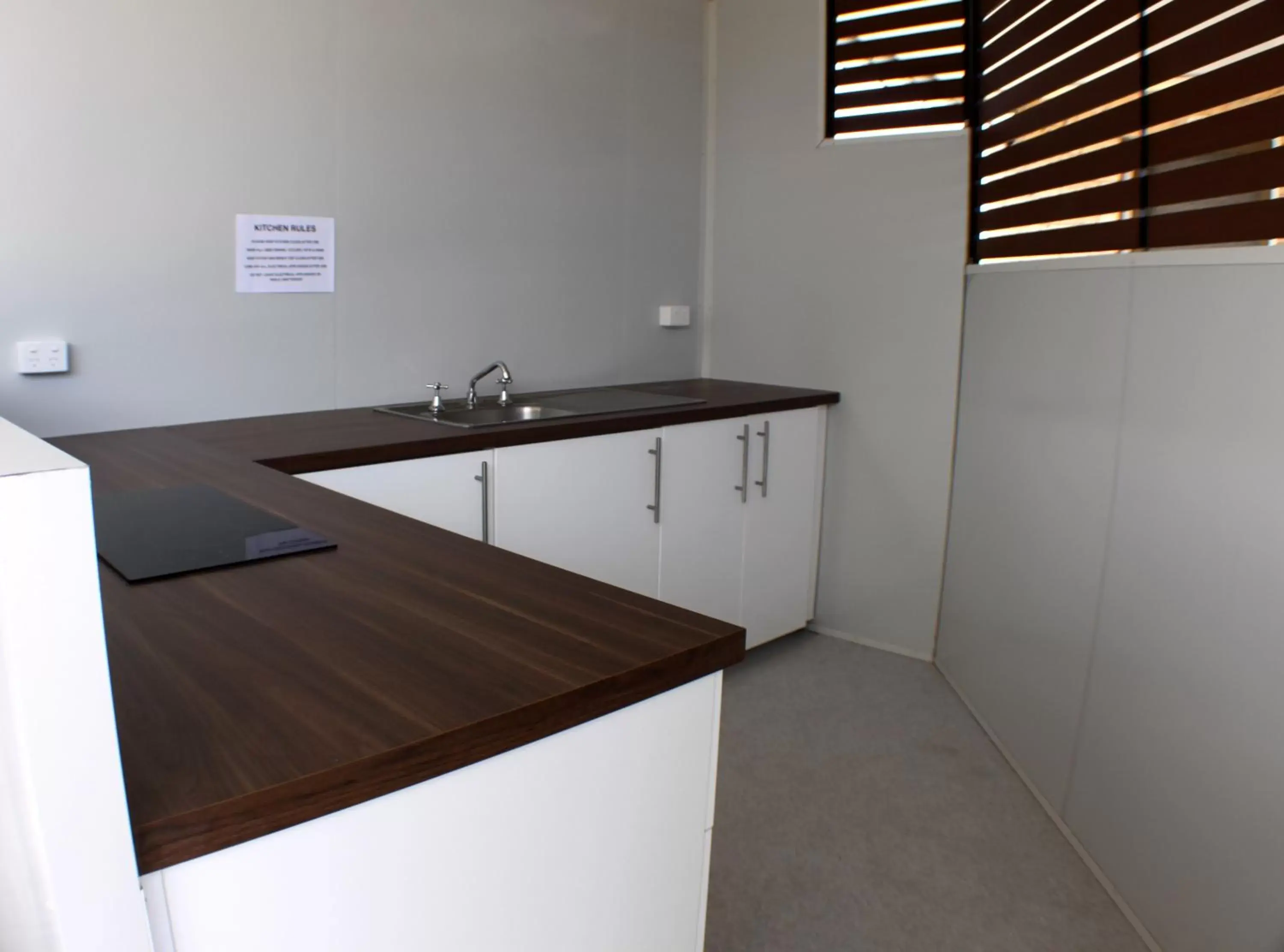 Communal kitchen, Kitchen/Kitchenette in Baths Motel Moree