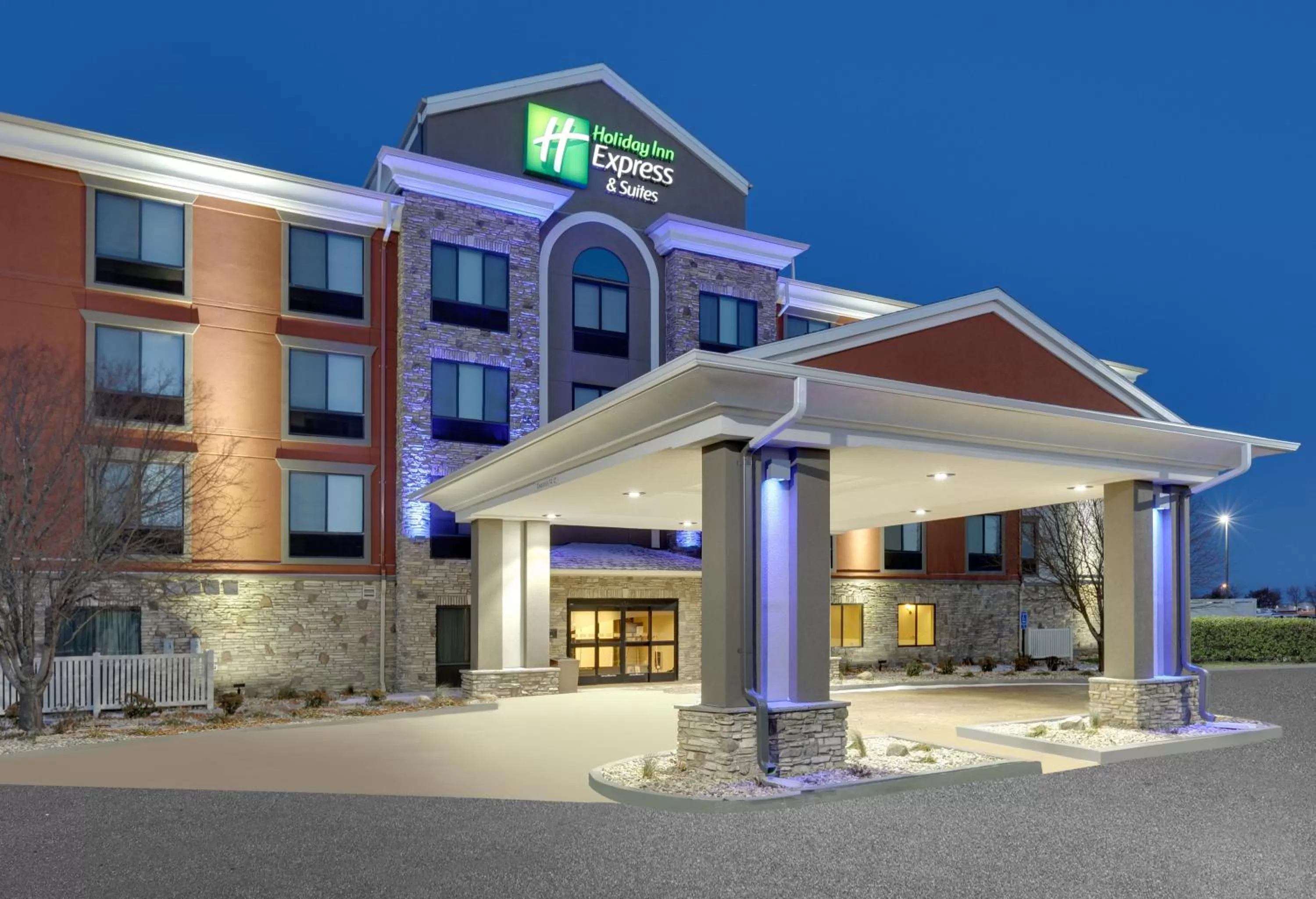 Holiday Inn Express & Suites Mitchell by IHG
