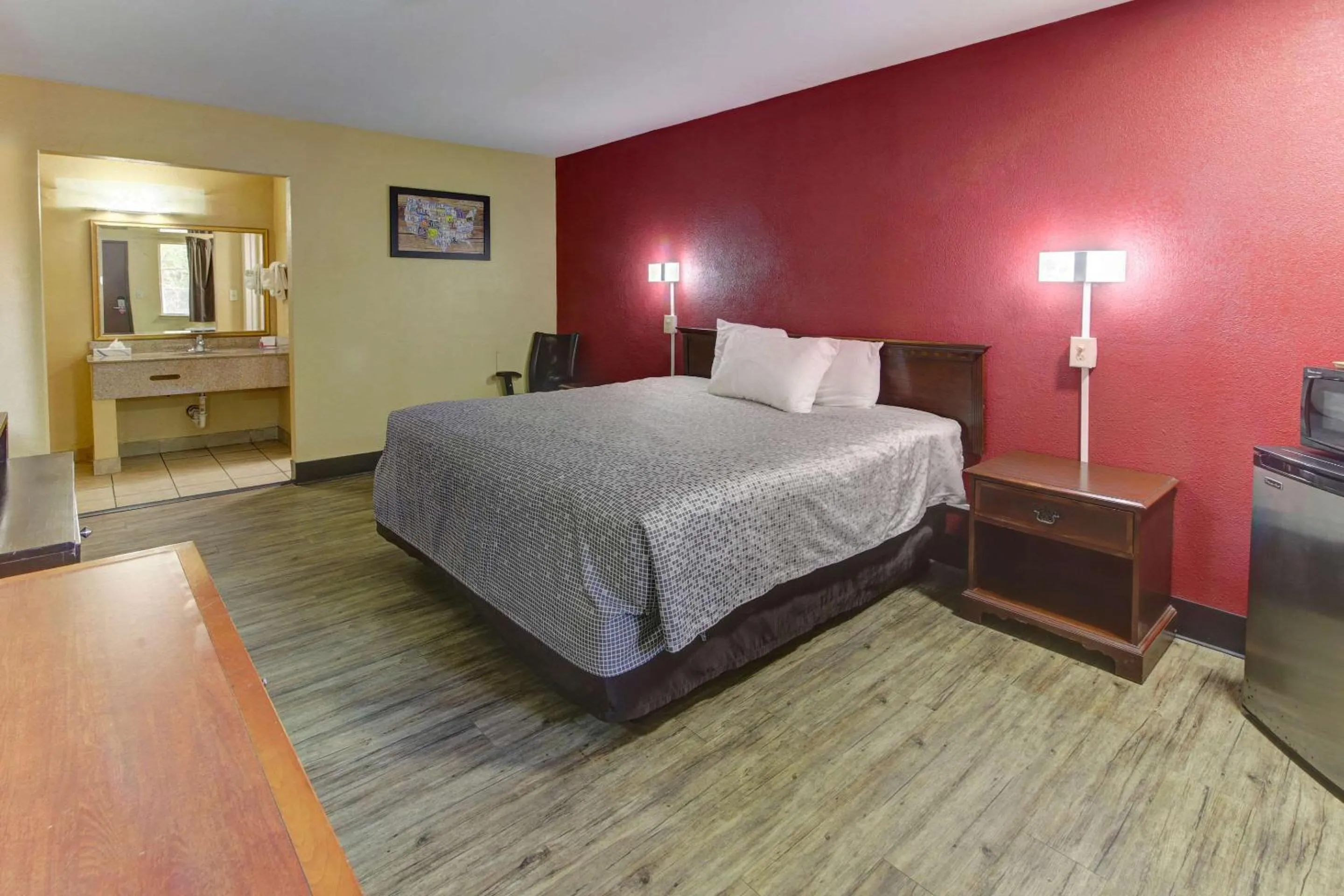 Bedroom, Bed in Econo Lodge Virginia Beach Town Center