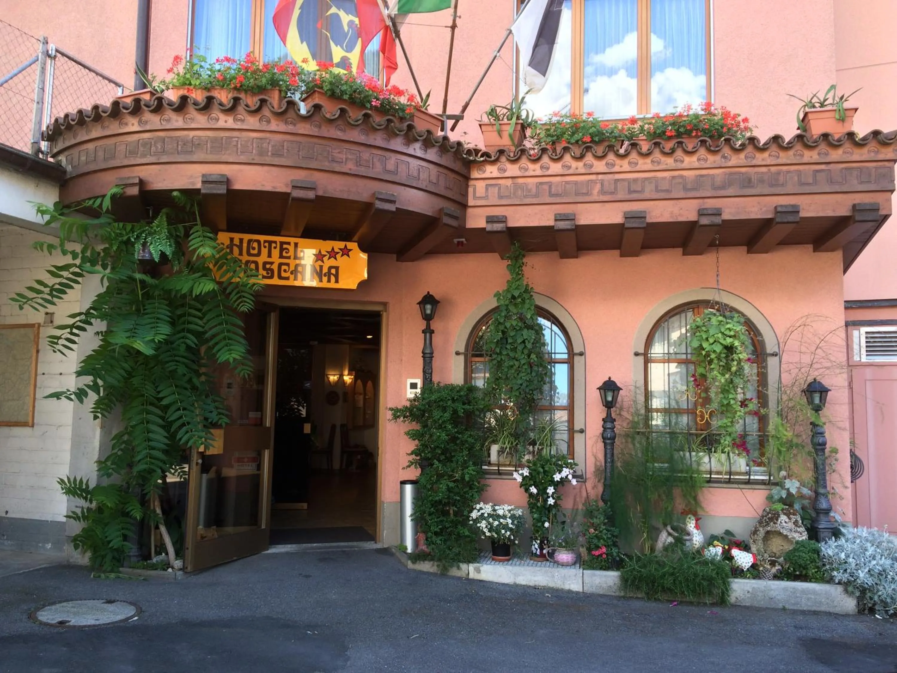 Facade/entrance in Hotel Toscana