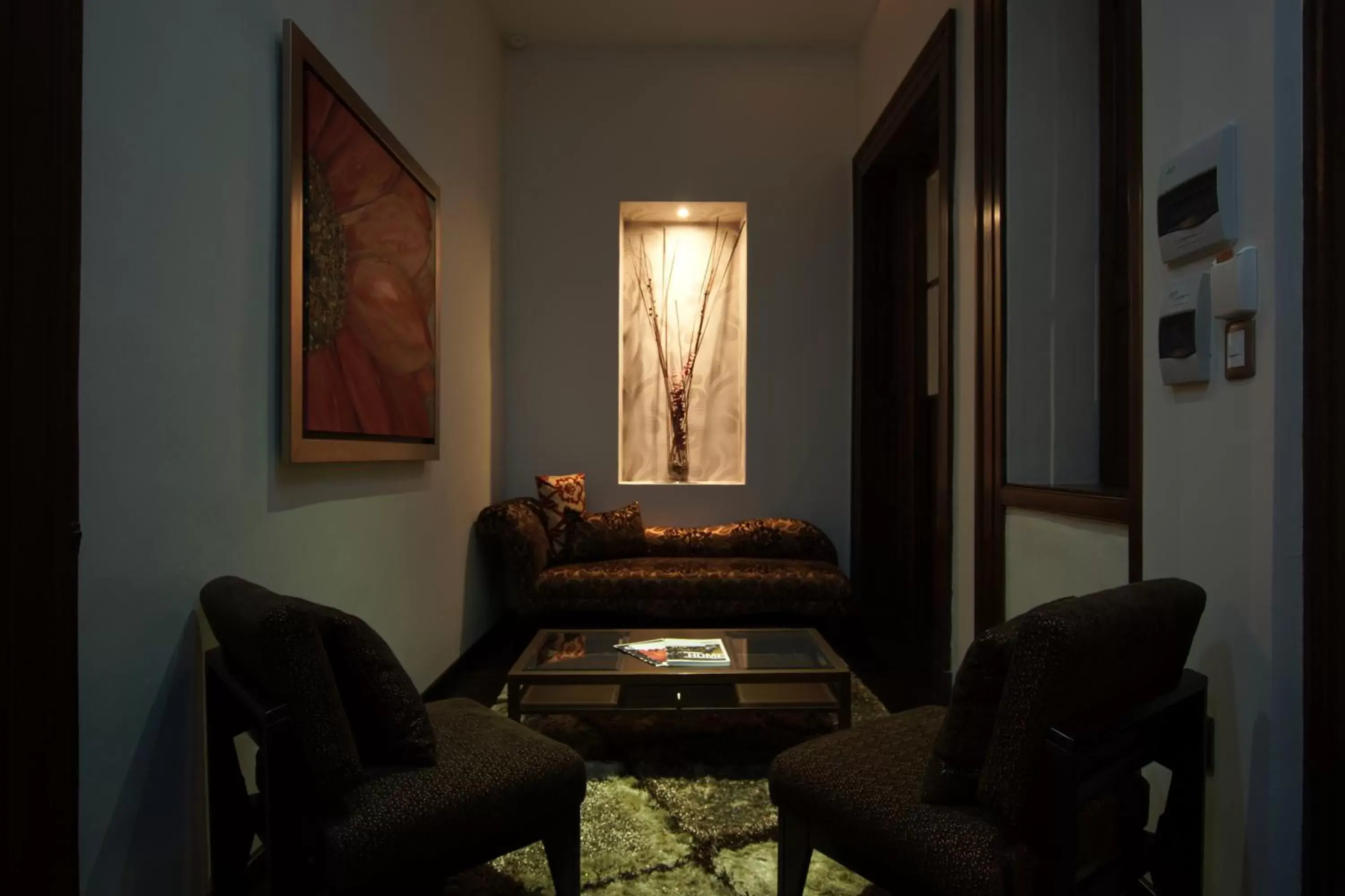 Photo of the whole room, Seating Area in 1850 Hotel Boutique