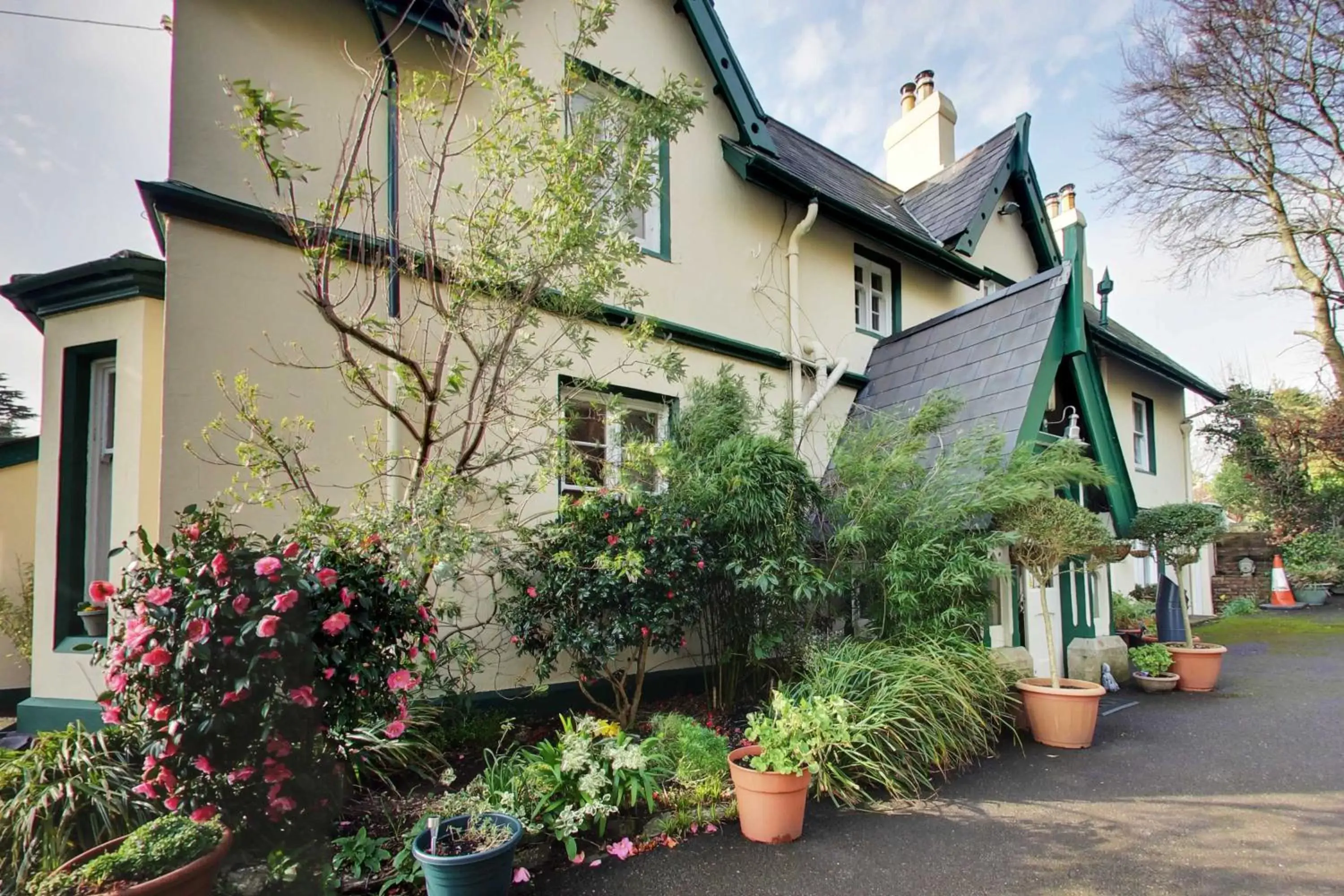 Facade/entrance, Property Building in Robin Hill House B&B