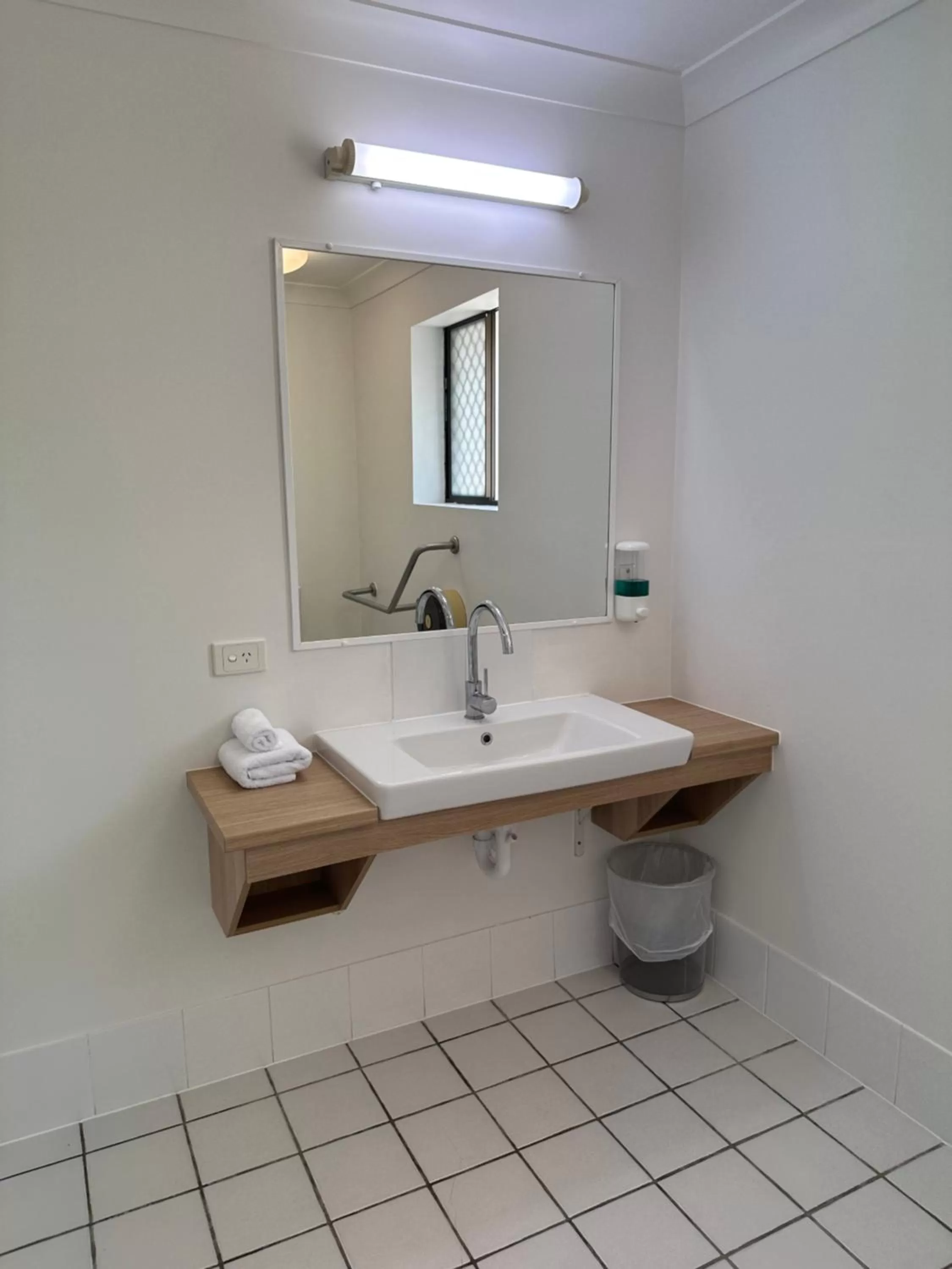 Bathroom in Logan City Motor Inn