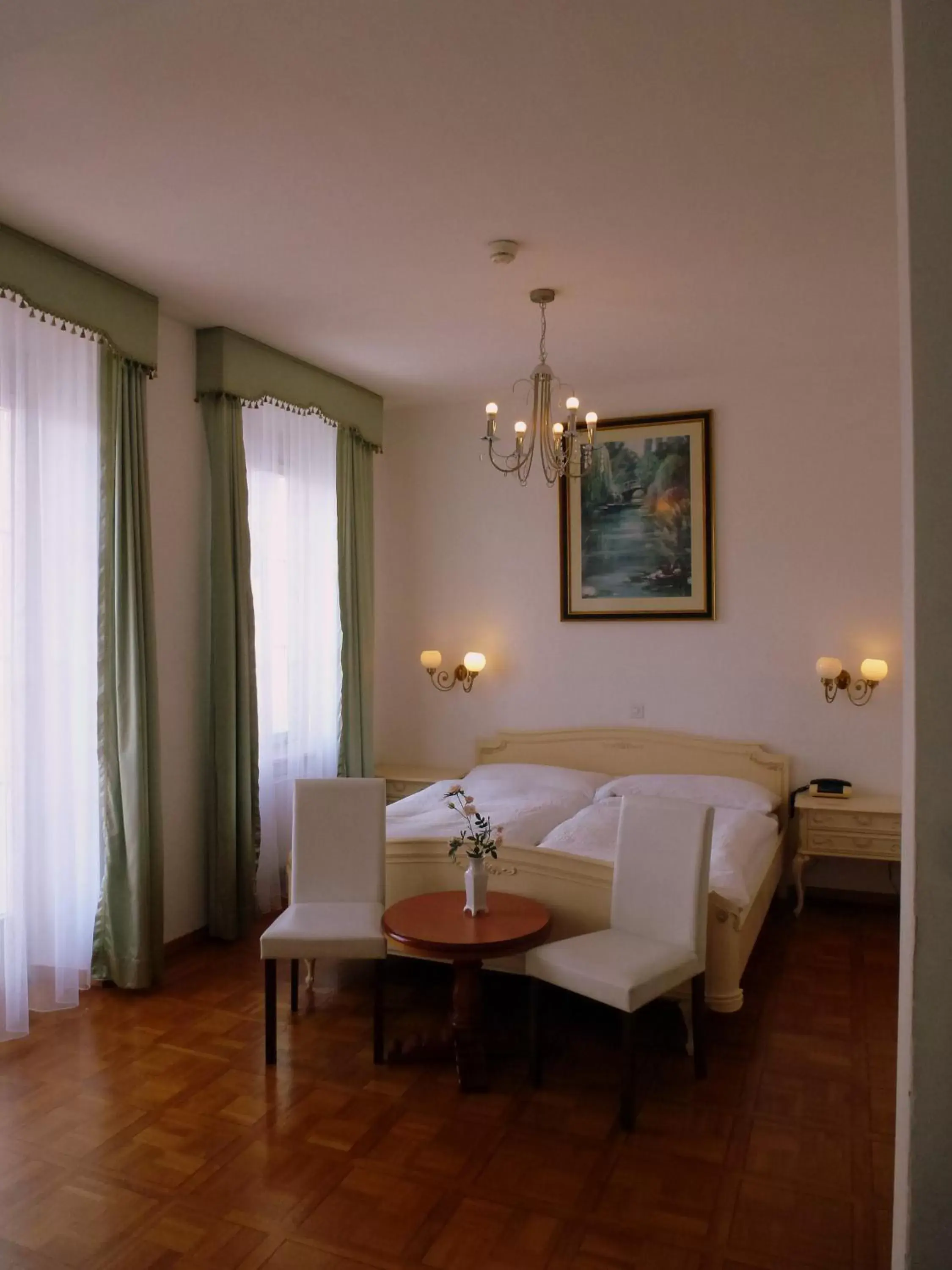 Bedroom, Seating Area in Hotel Central Continental