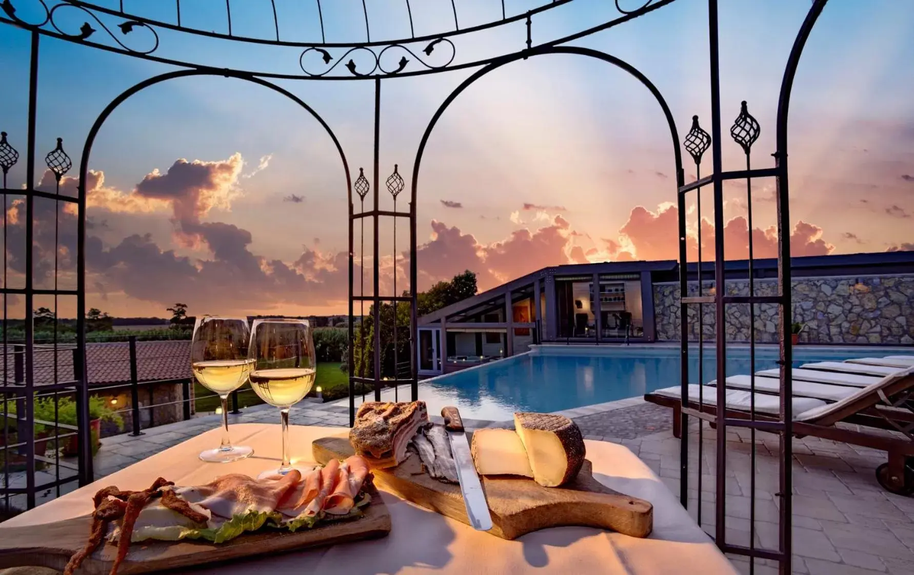 Restaurant/places to eat, Swimming Pool in Villa Hotel Valle Del Marta Resort