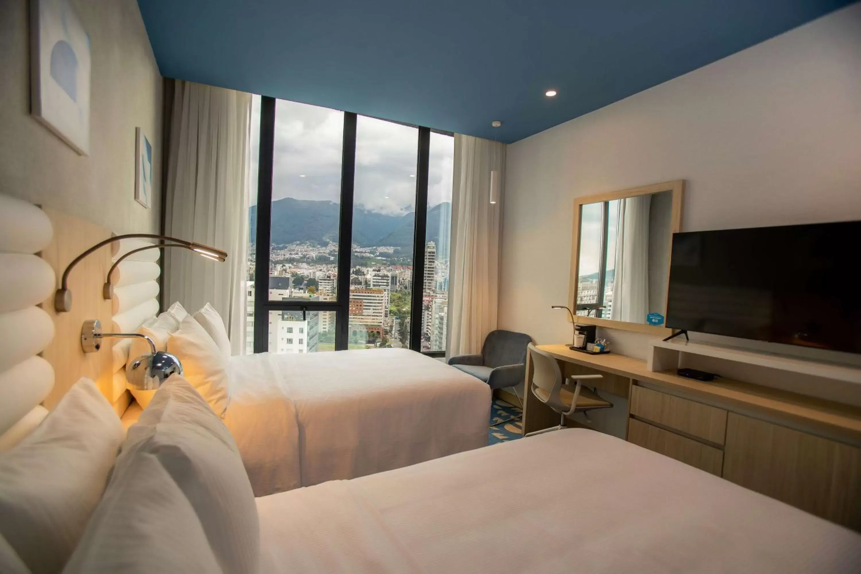 Bed, Mountain View in Hampton By Hilton Quito La Carolina Park