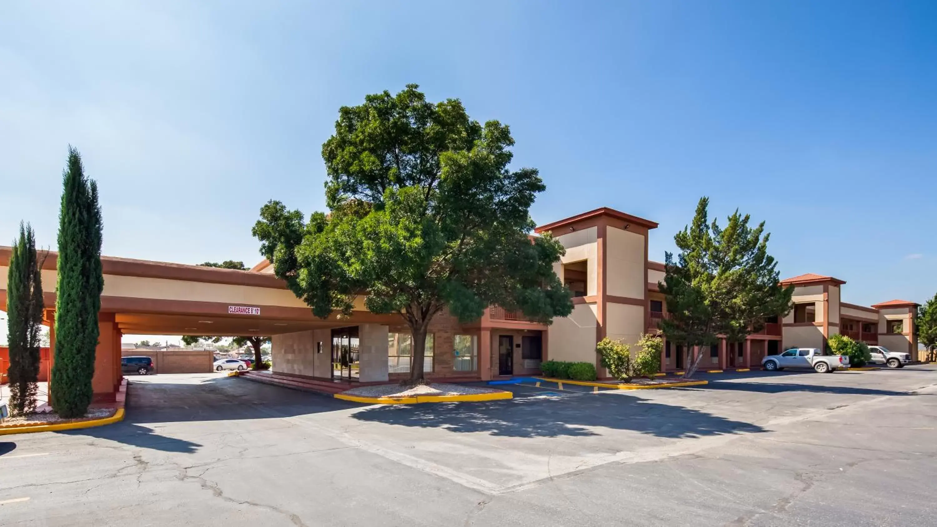 Facade/entrance, Property Building in Best Western Executive Inn