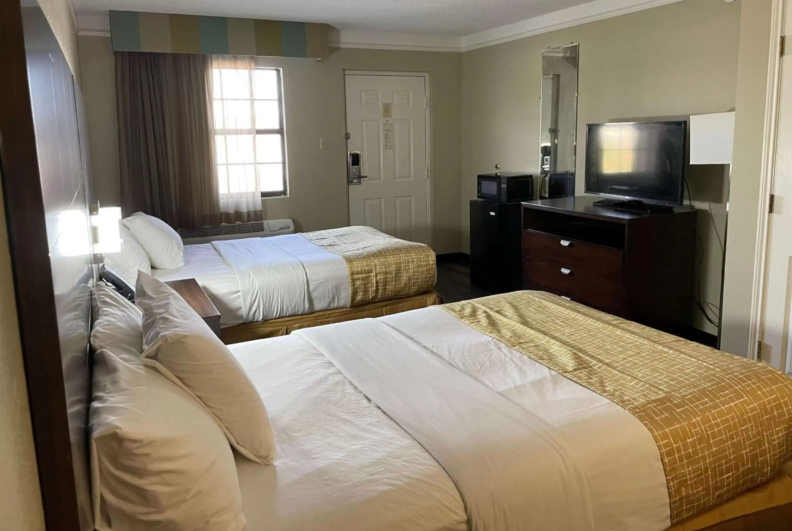 Photo of the whole room, Bed in Travelodge by Wyndham Tuscaloosa
