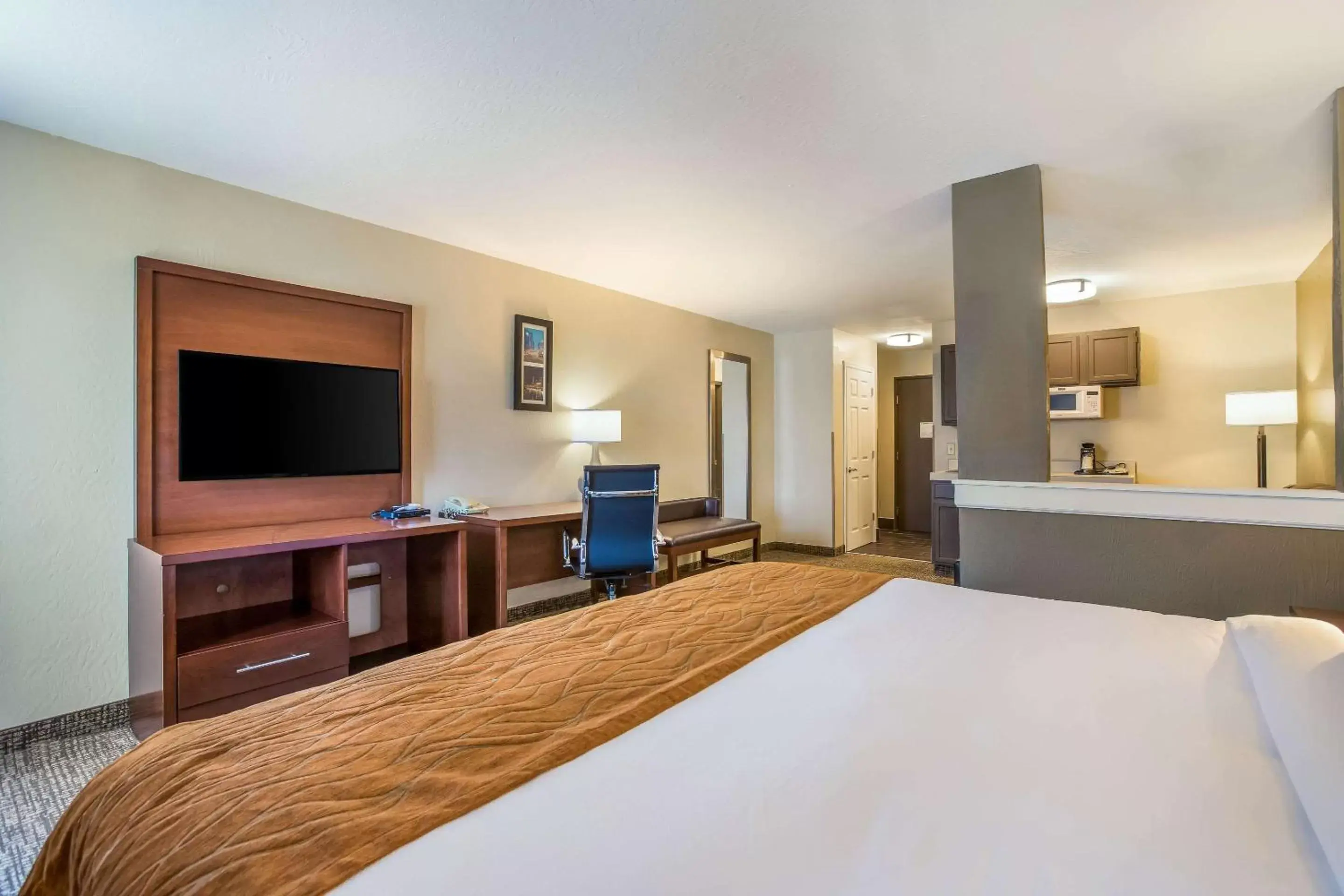 Photo of the whole room, Bed in Comfort Inn & Suites Fairborn near Wright Patterson AFB