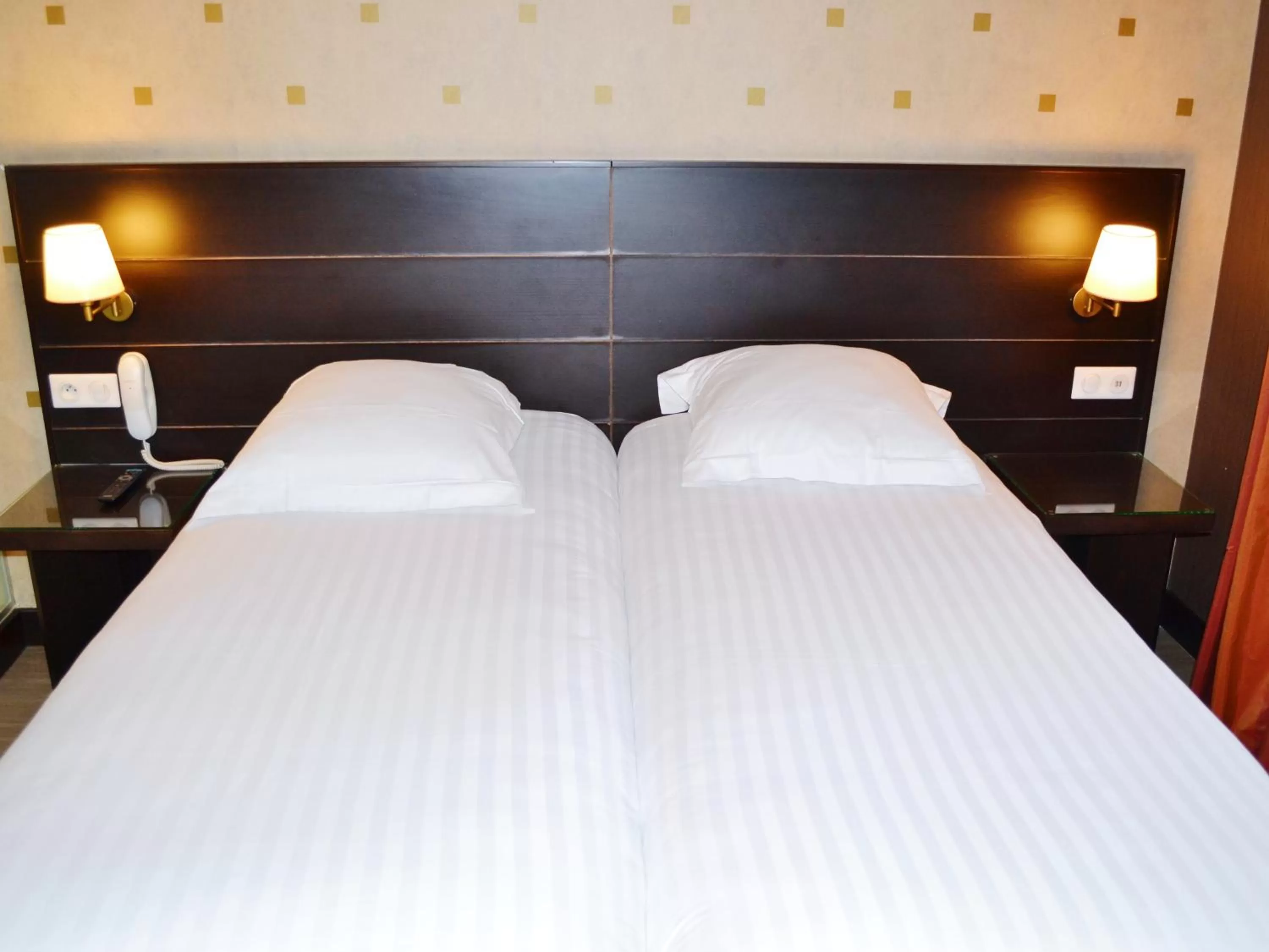 Bed in Hôtel de l'Exposition - Tour Eiffel