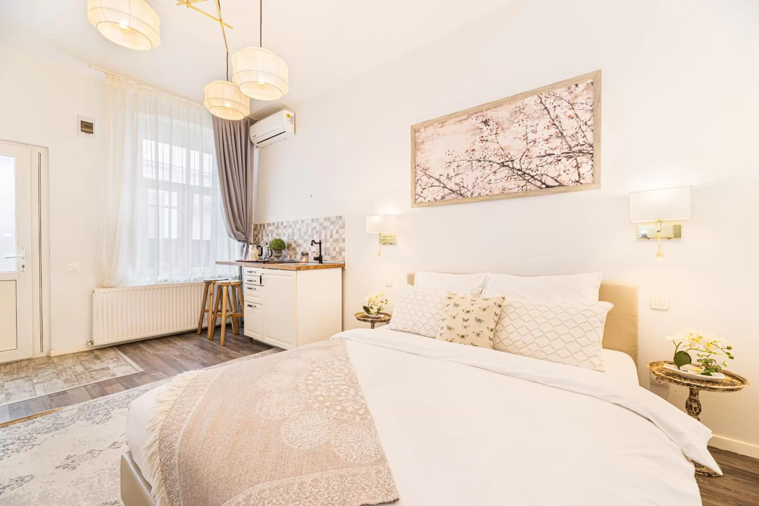 Bed in ALBERT RESIDENCE Brasov with complimentary parking and 10 percent Food and Drinks