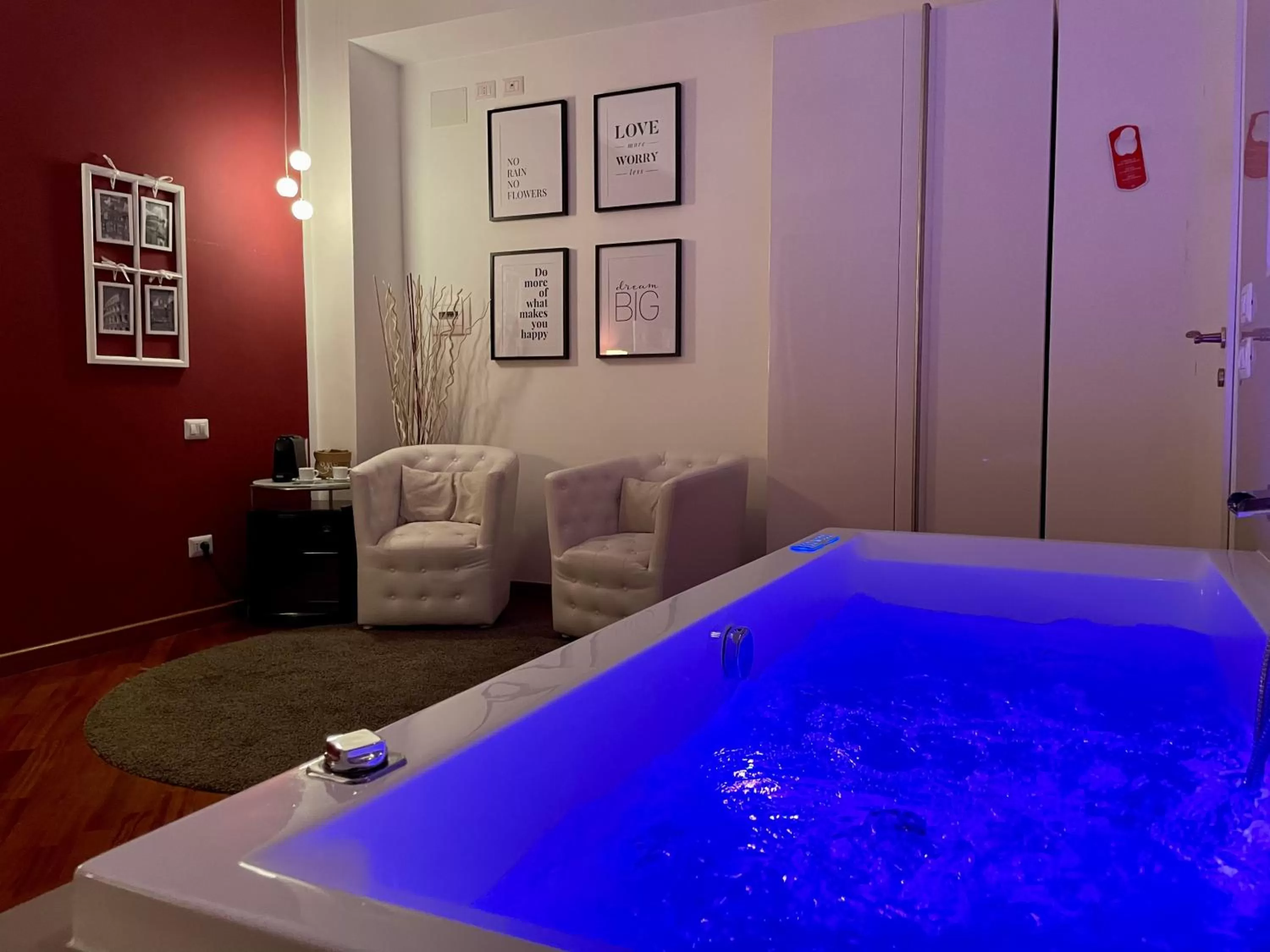 Hot Tub in Le Coq Suites
