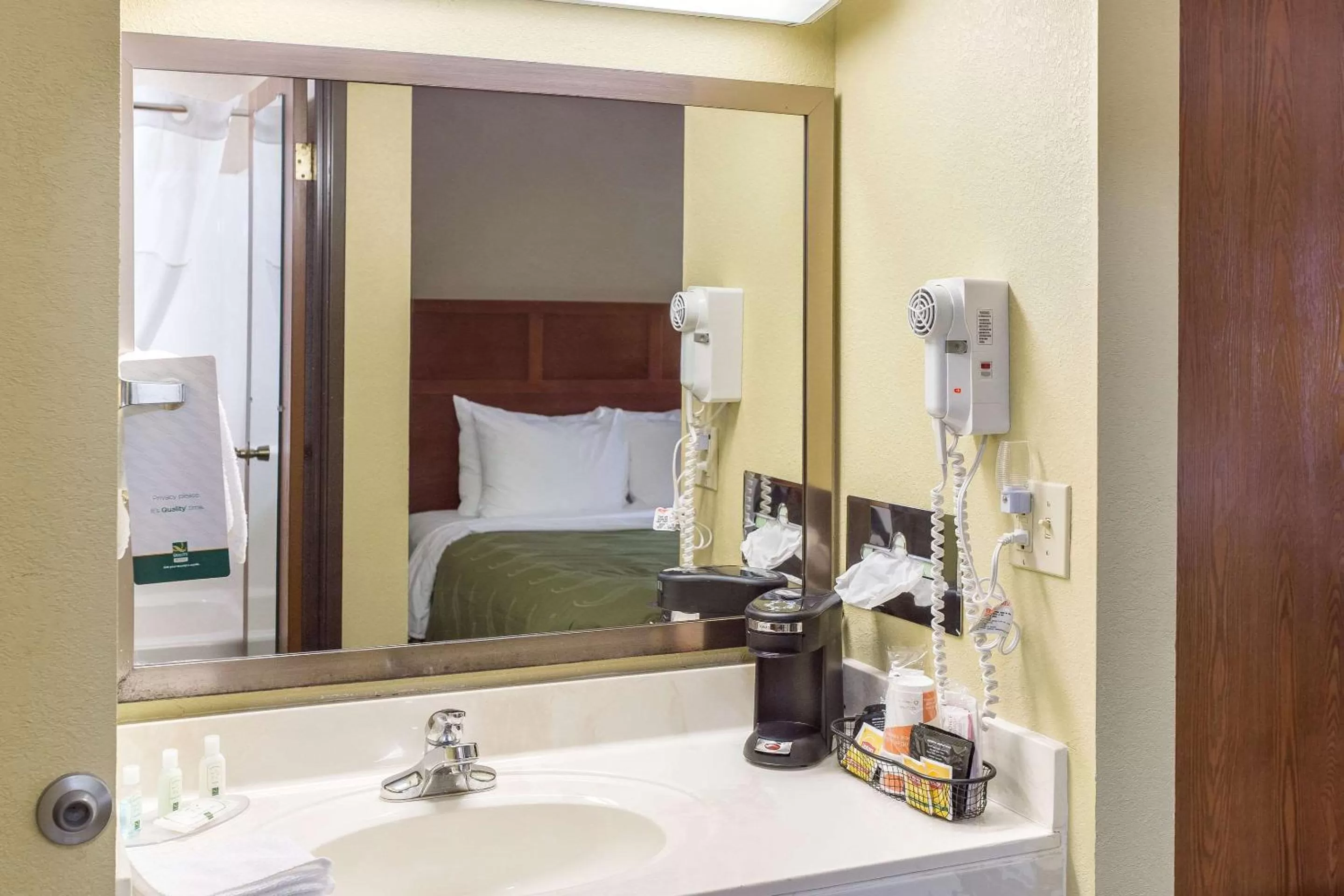 Bathroom, Bed in Quality Inn