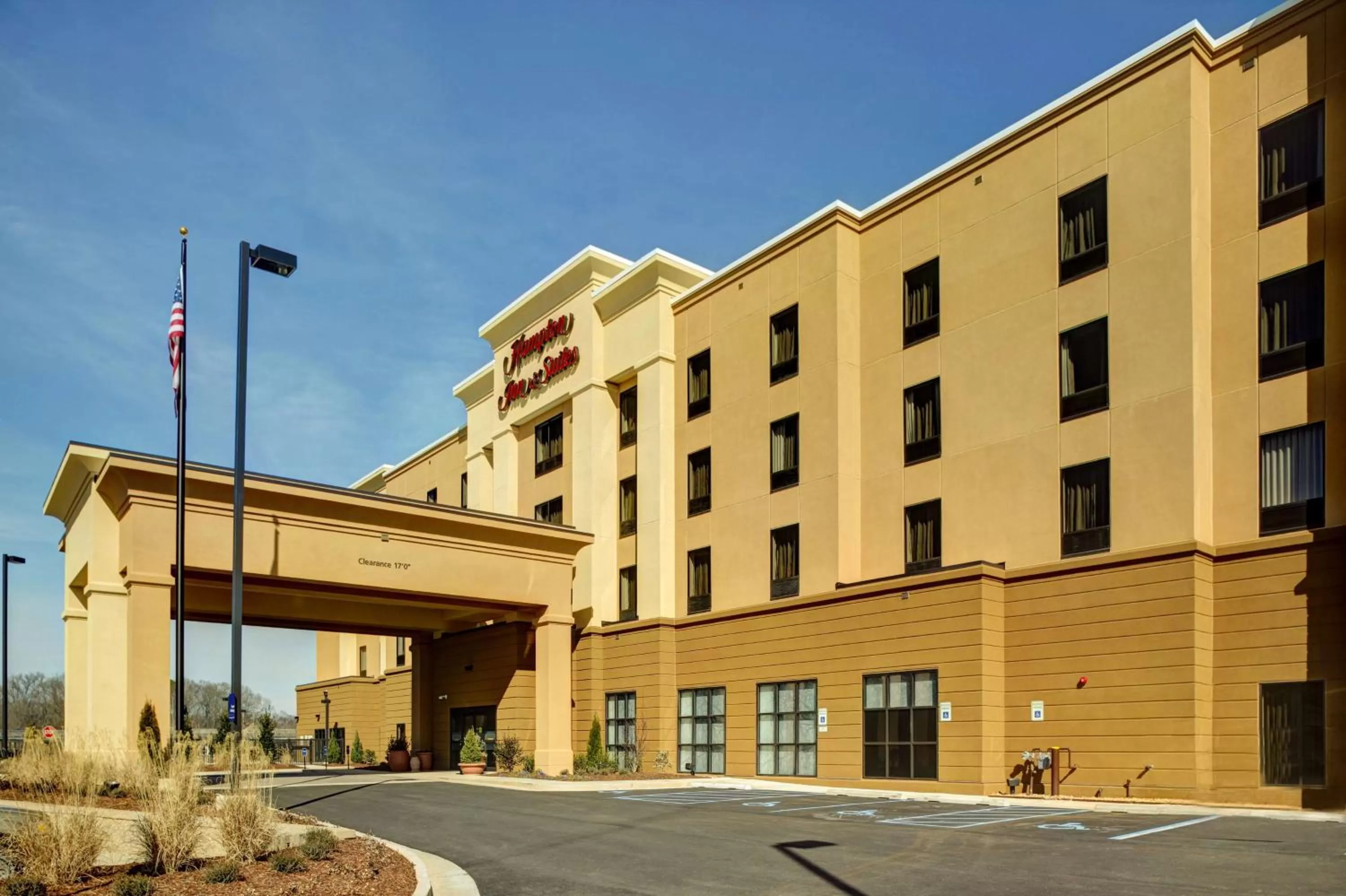 Property building in Hampton Inn and Suites Columbus, MS
