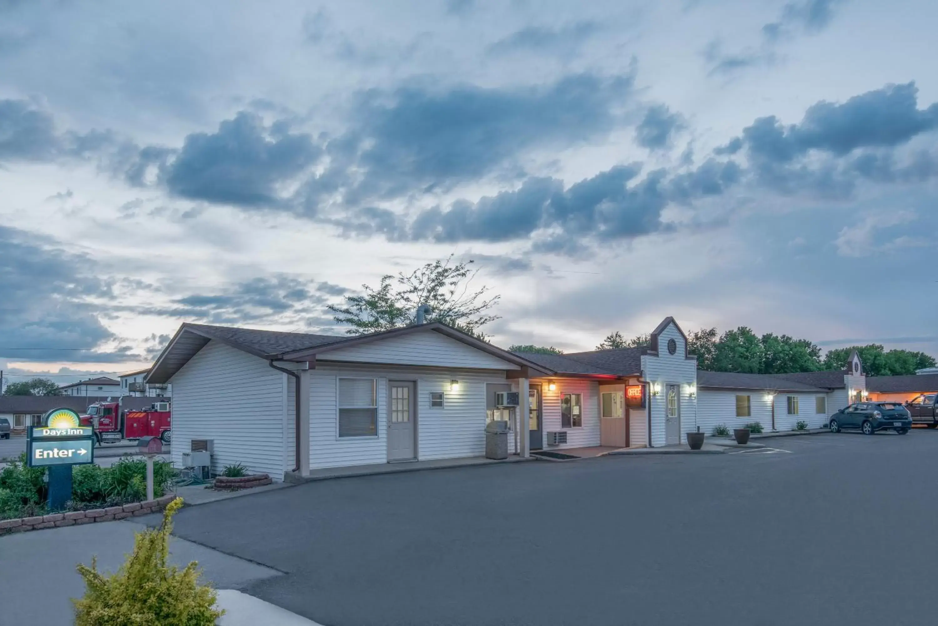 Facade/Entrance in Days Inn by Wyndham Jamestown