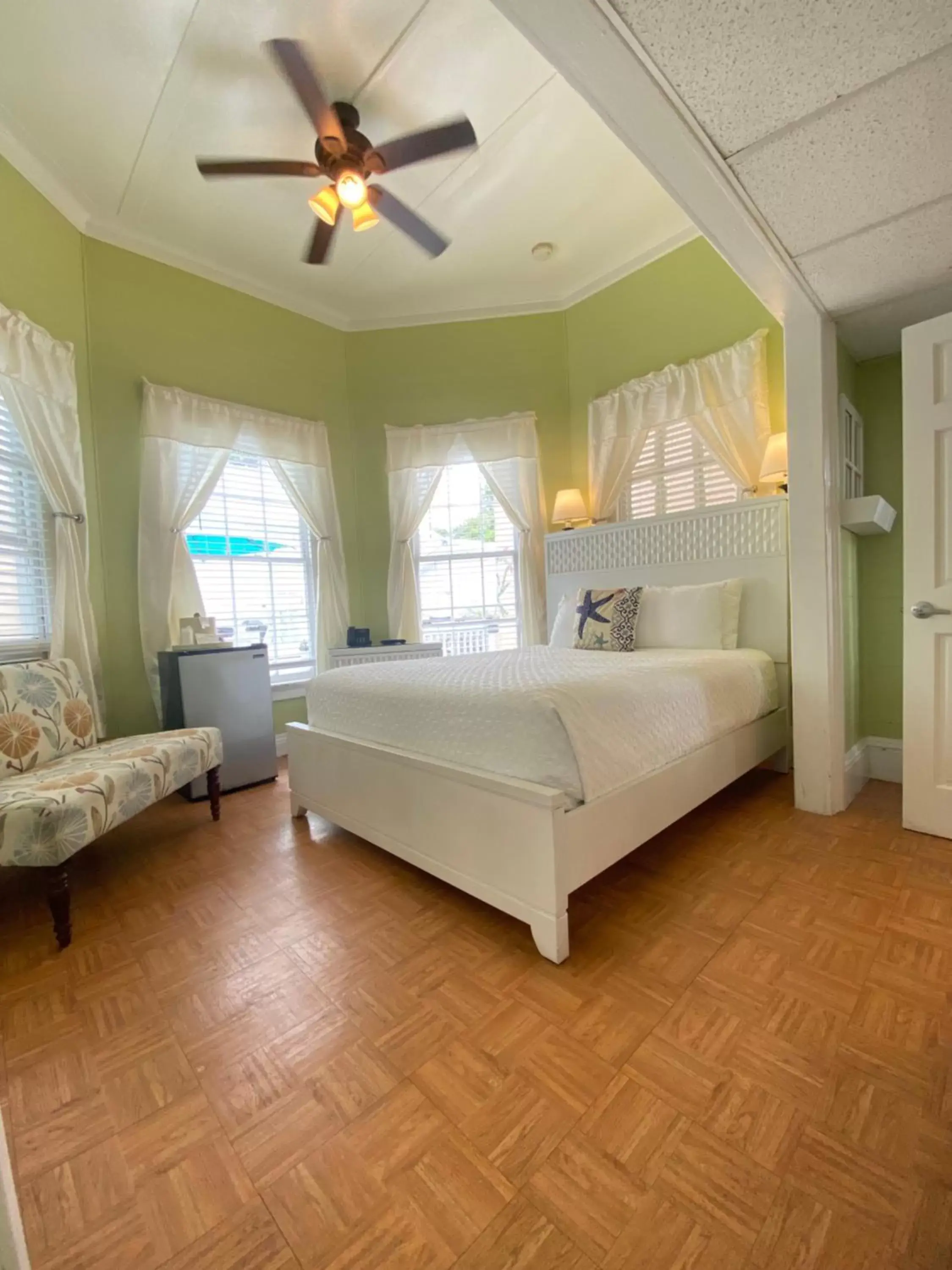 Bathroom, Bed in The Palms Hotel