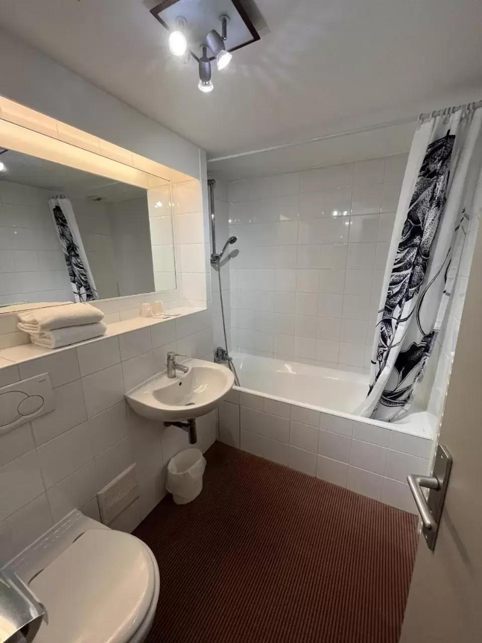 1 Double Bed in Kyriad Chantilly Nord ST Maximin Creil 1 Double Bed in Kyriad Chantilly Nord ST Maximin Creil