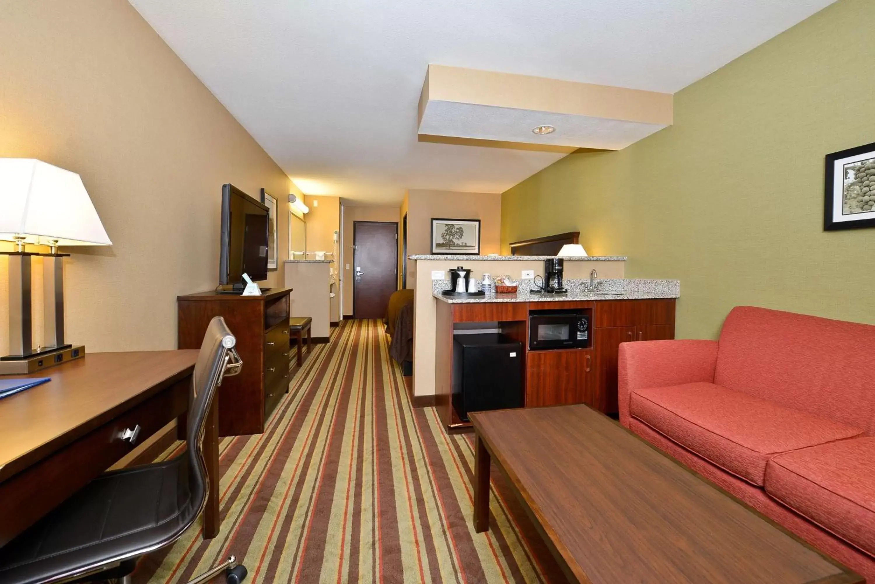 Photo of the whole room, Kitchen/Kitchenette in Best Western Wilsonville Inn & Suites
