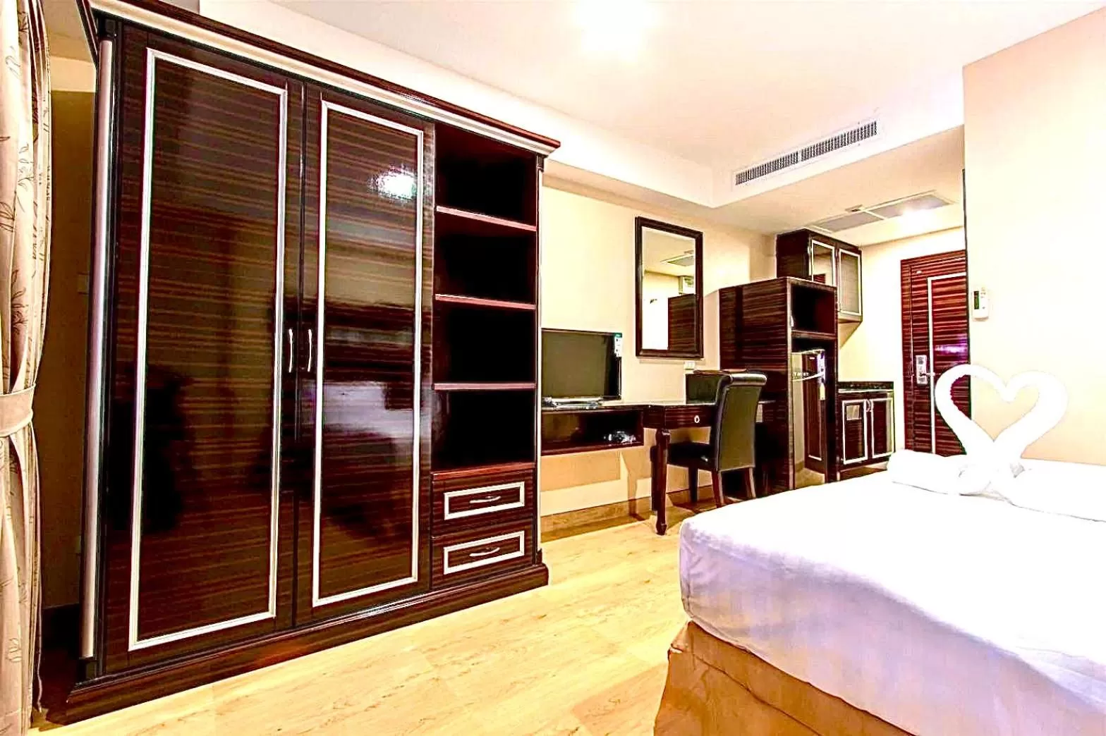 Deluxe Double Room with Balcony in Land Royal Residence