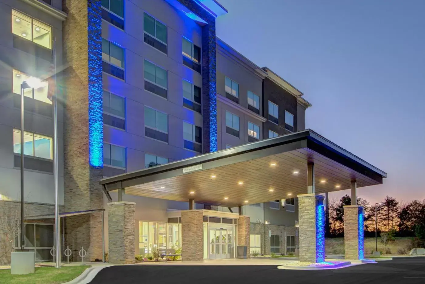 Property Building in Holiday Inn Express & Suites Charlotte Southwest, an IHG Hotel