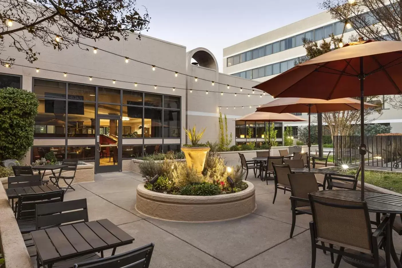 Patio, Restaurant/Places to Eat in Radisson Hotel Sunnyvale - Silicon Valley