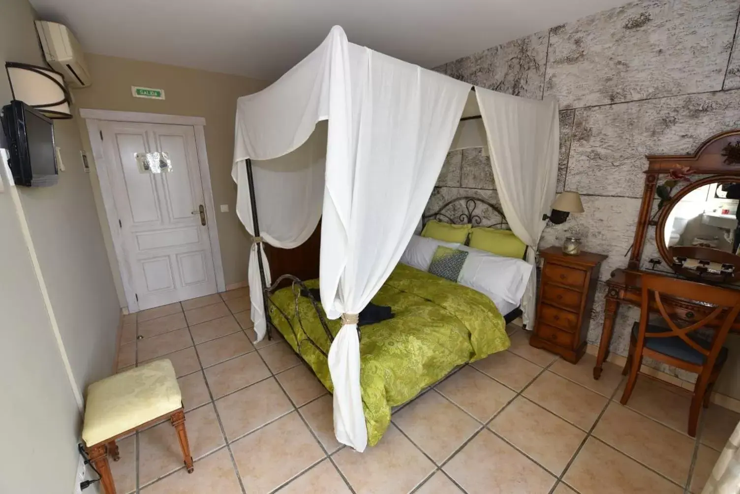 Superior Room with Spa Bath in Hotel Rural el Castillo Superior Room with Spa Bath in Hotel Rural el Castillo